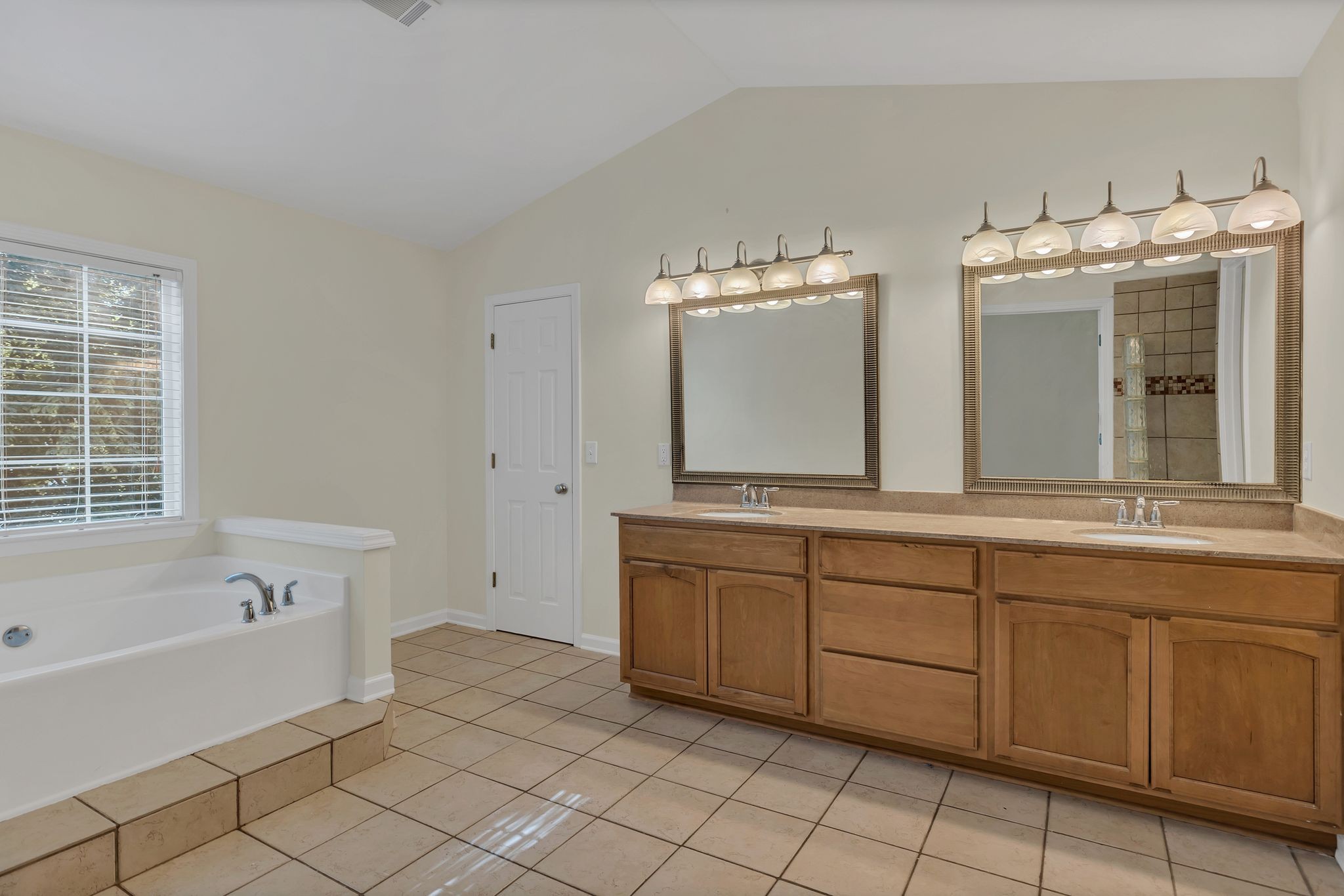 146 Stanwick Dr Property Photo 18