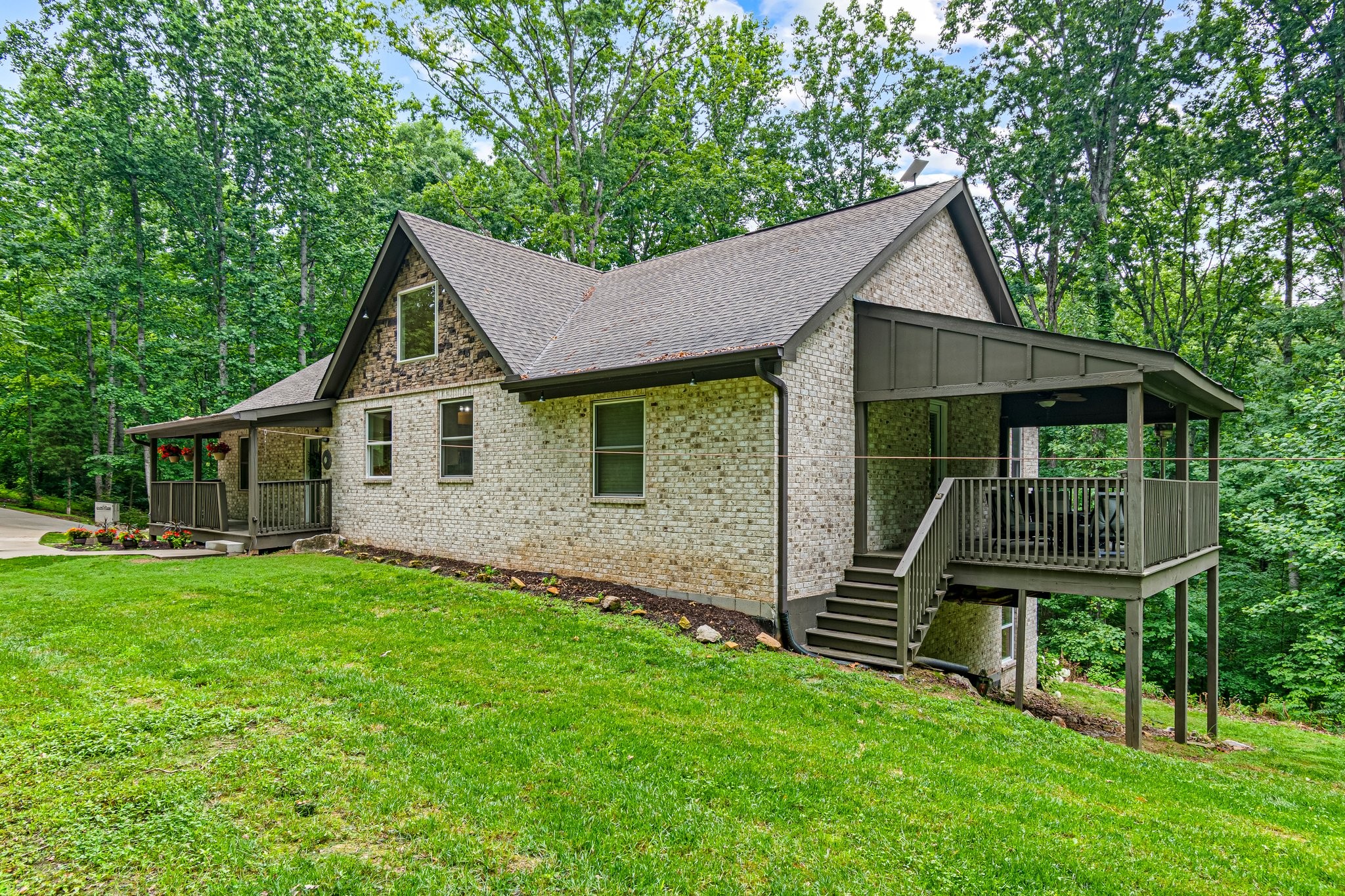 4545 Sears Rd Property Photo 3