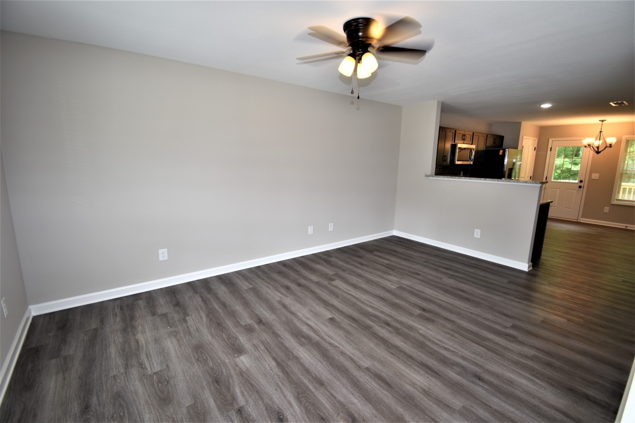 424 Glenstone Springs Dr Property Photo 2