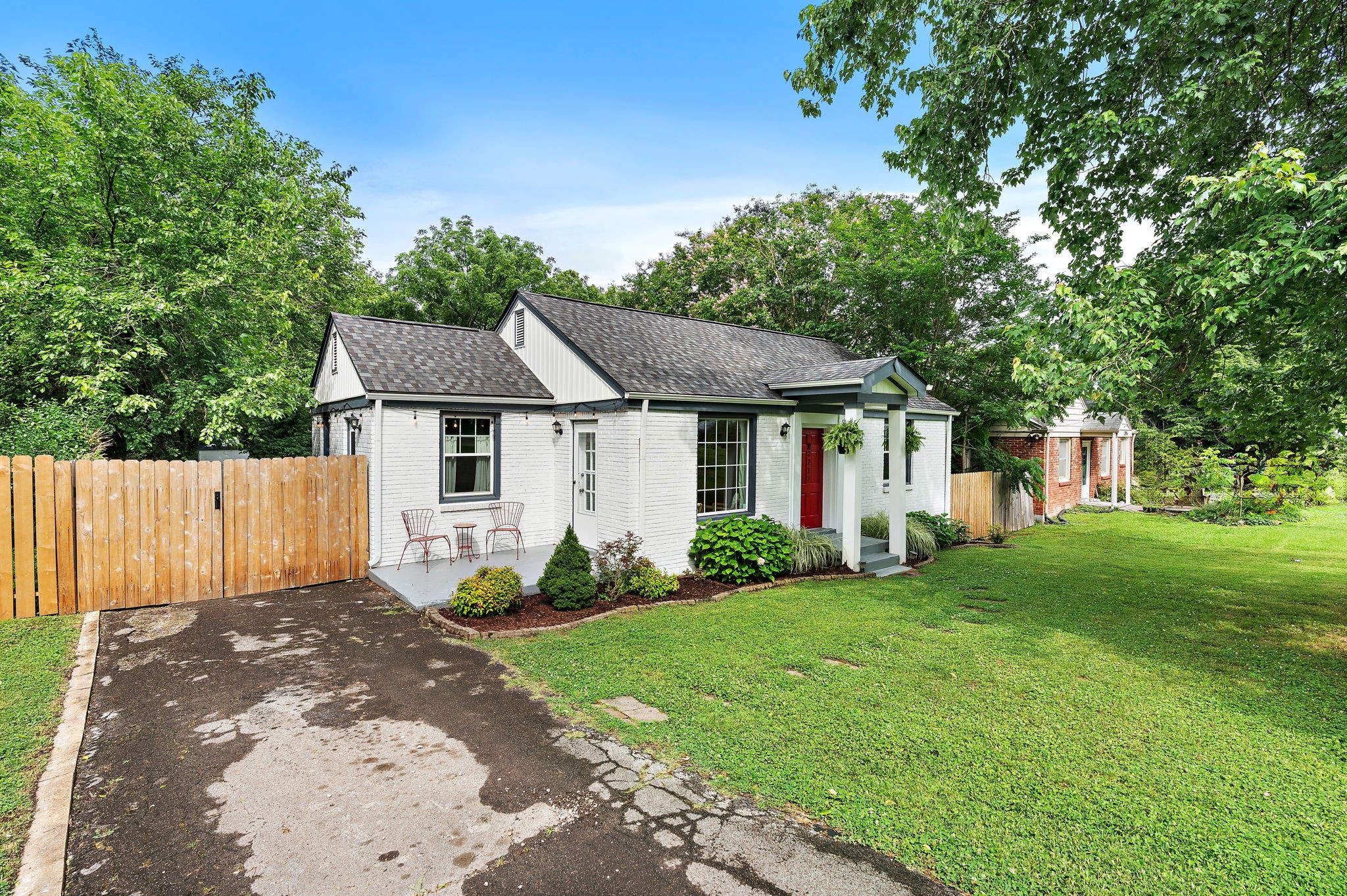2217 Fernwood Dr Property Photo 3