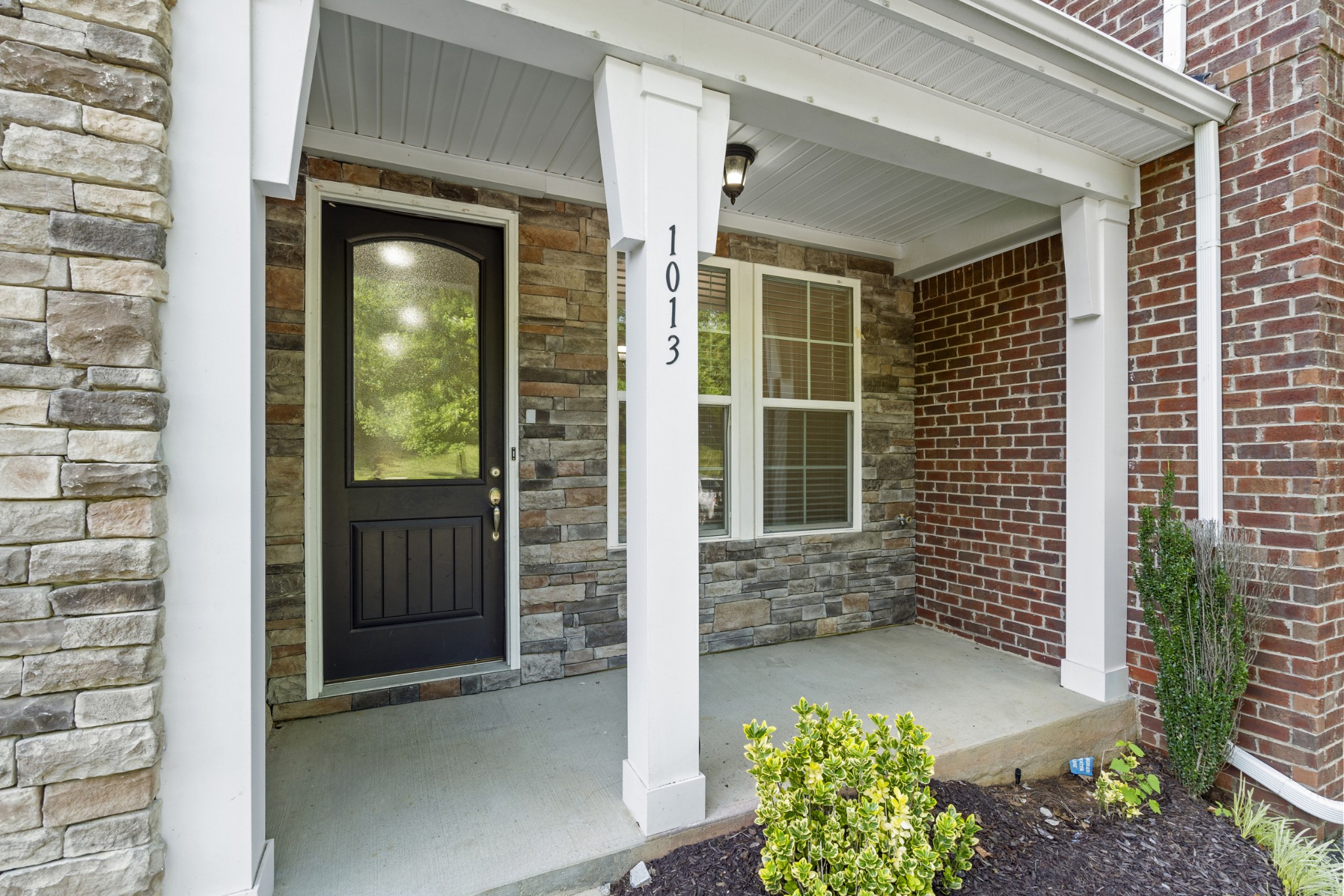 1013 Livingstone Ln Property Photo 3