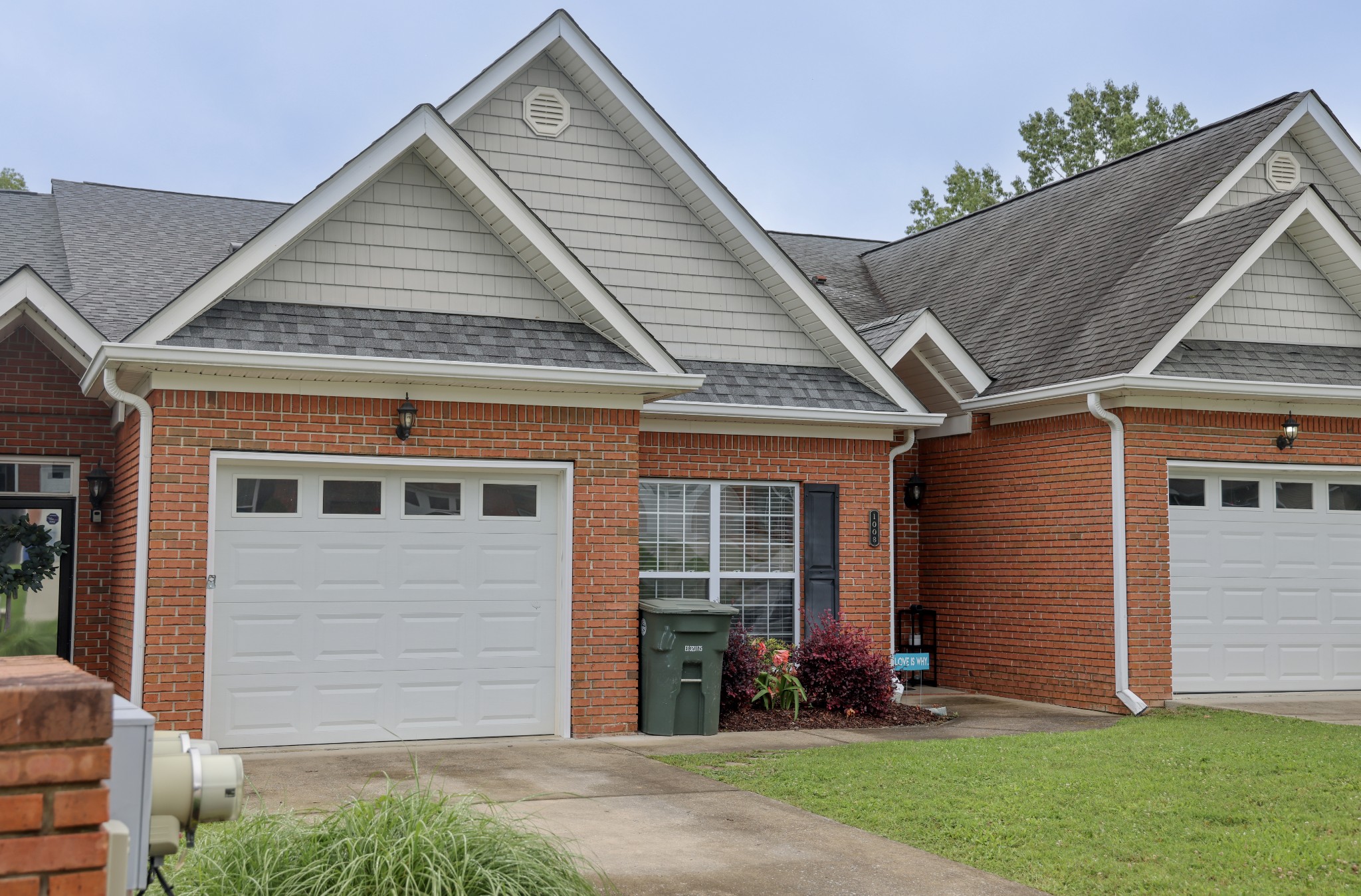 1008 Grey Oaks Ln Property Photo 2