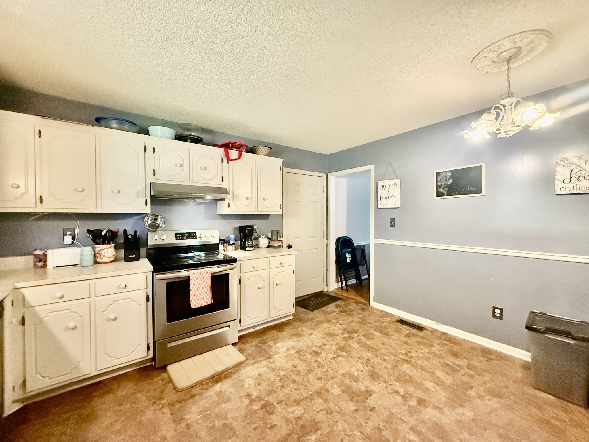 810 Windmere Dr Property Photo 3