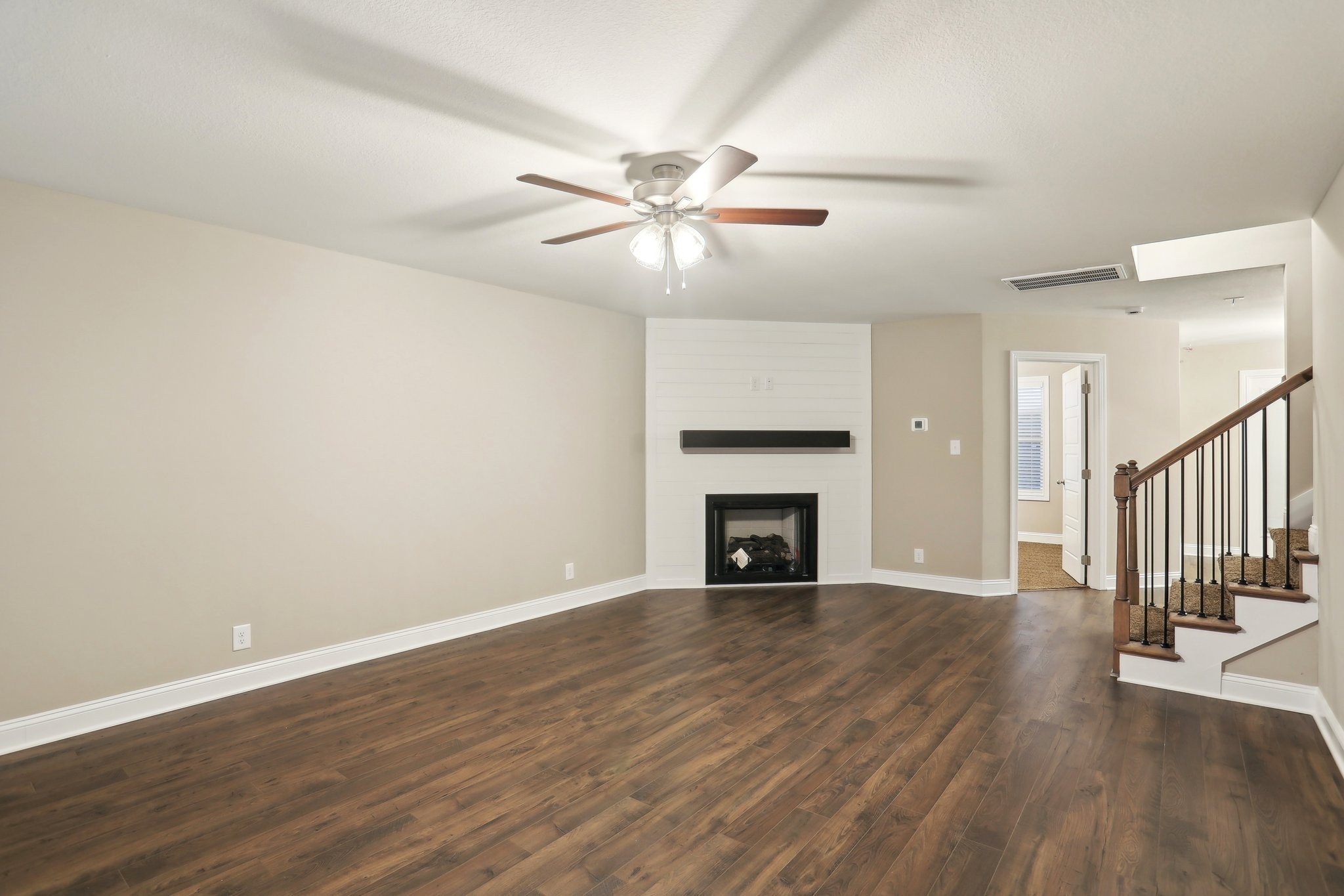 954 Tufnel Dr Property Photo 4