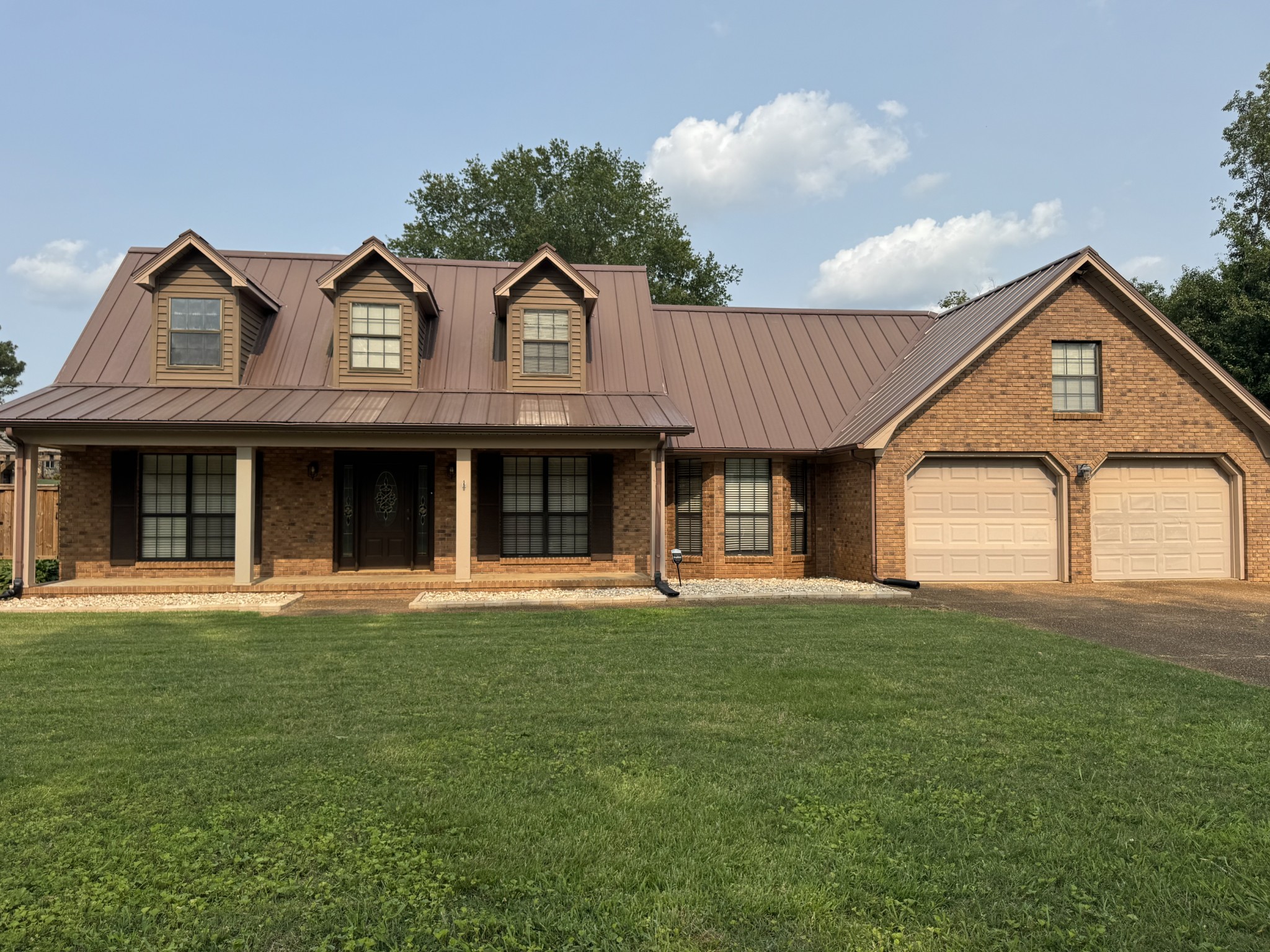 114 E Oak Hill Dr Property Photo 1