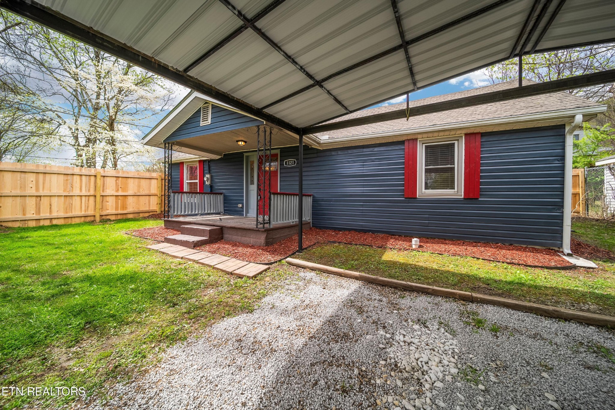 1121 Forsythe St Property Photo 3