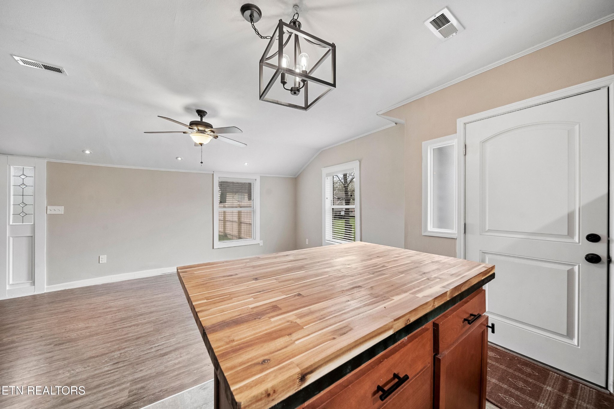 1121 Forsythe St Property Photo 10