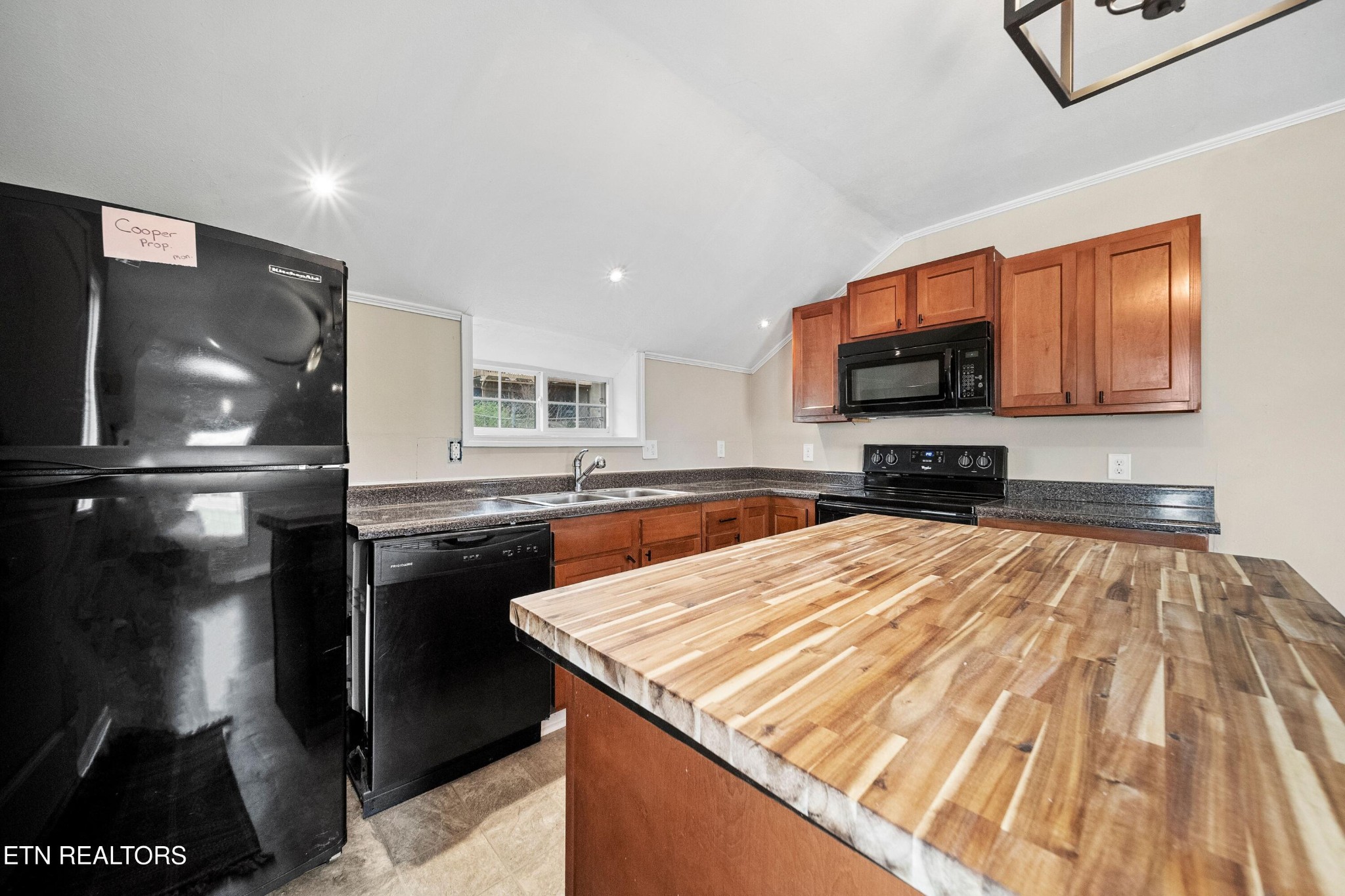 1121 Forsythe St Property Photo 12