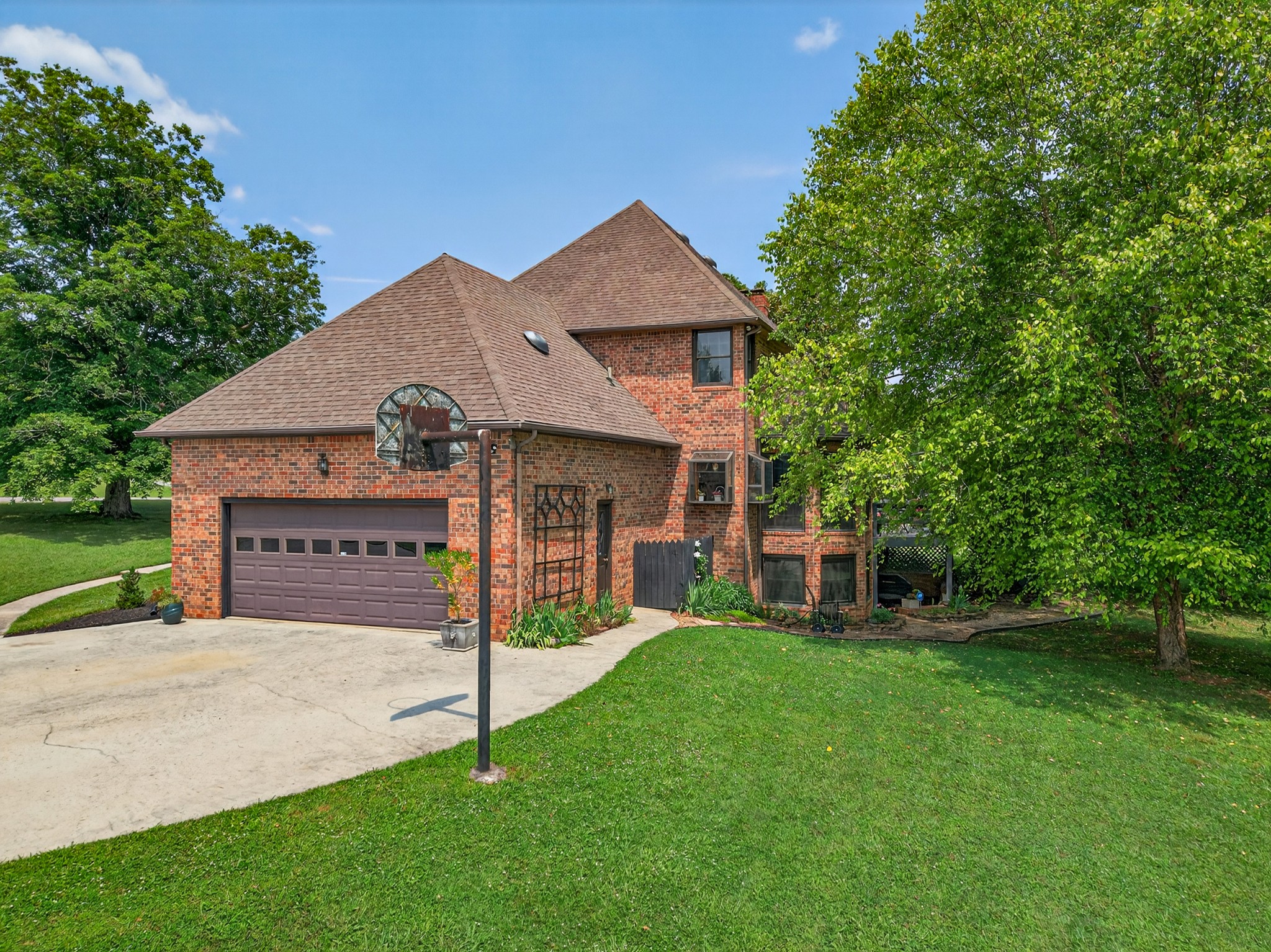 806 Manor Dr Property Photo 3