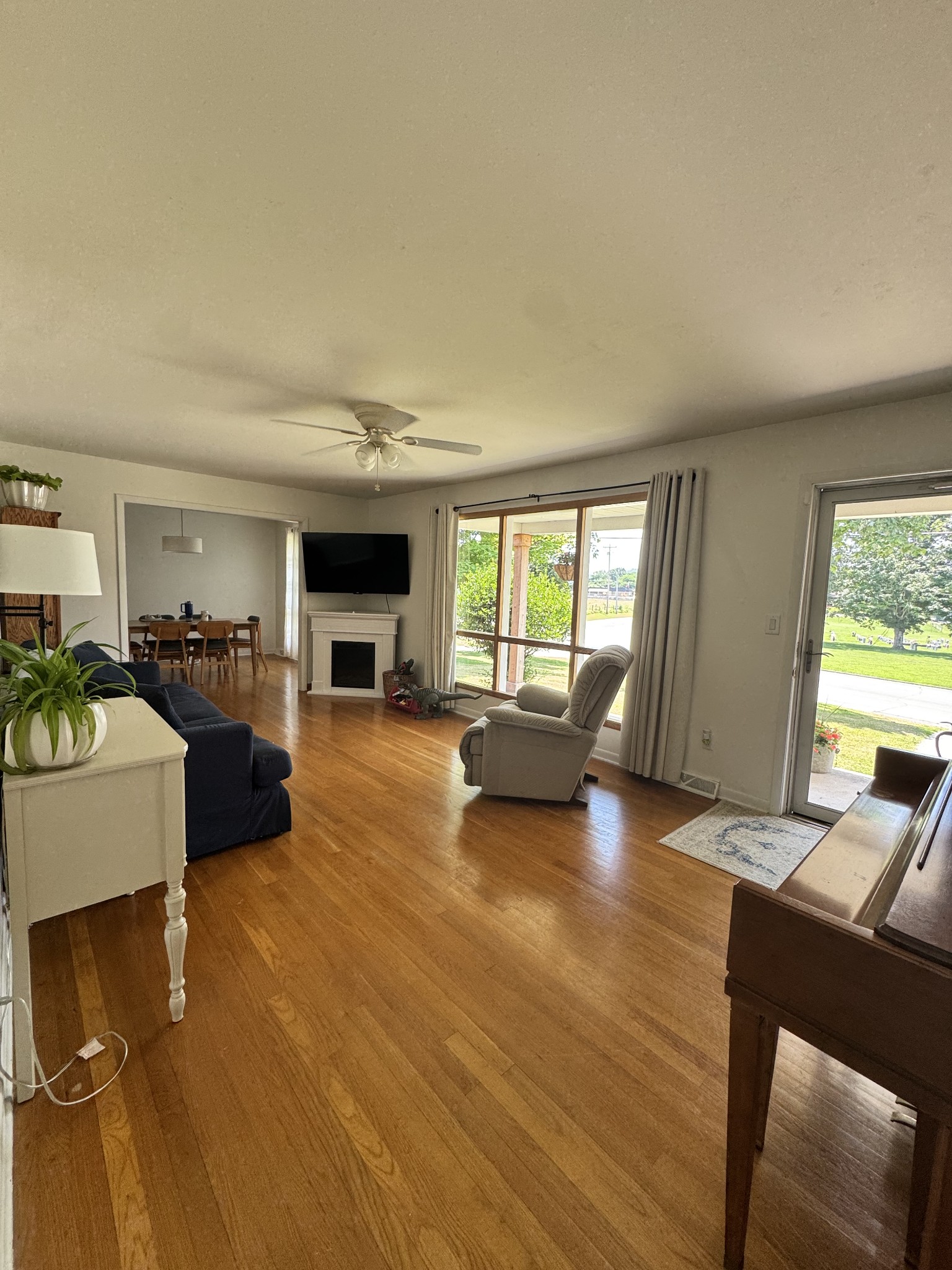 625 College Ave, E Property Photo 1