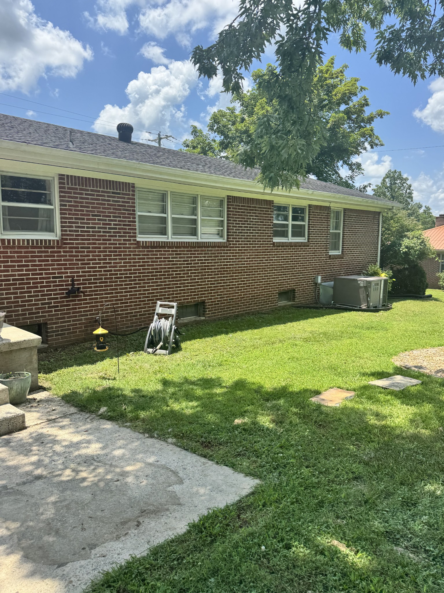 625 College Ave, E Property Photo 16