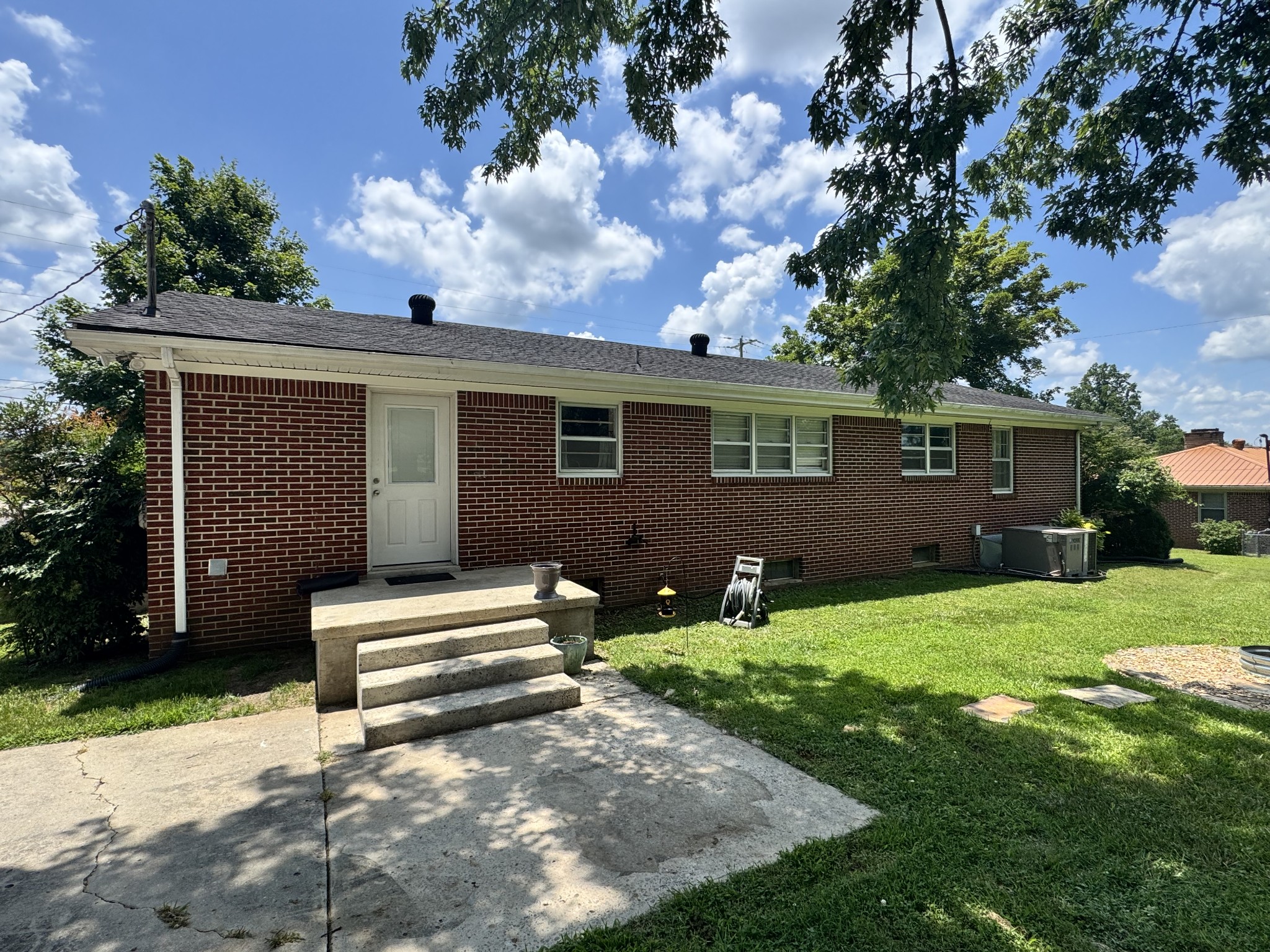 625 College Ave, E Property Photo 17