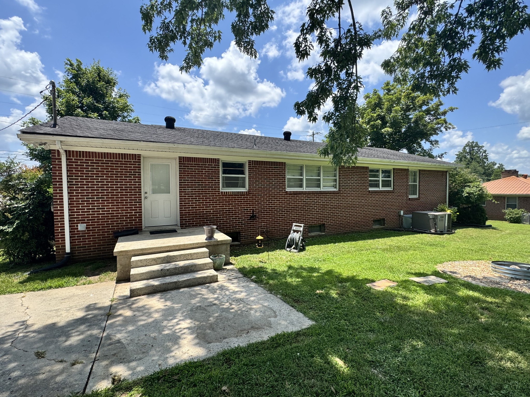 625 College Ave, E Property Photo 18