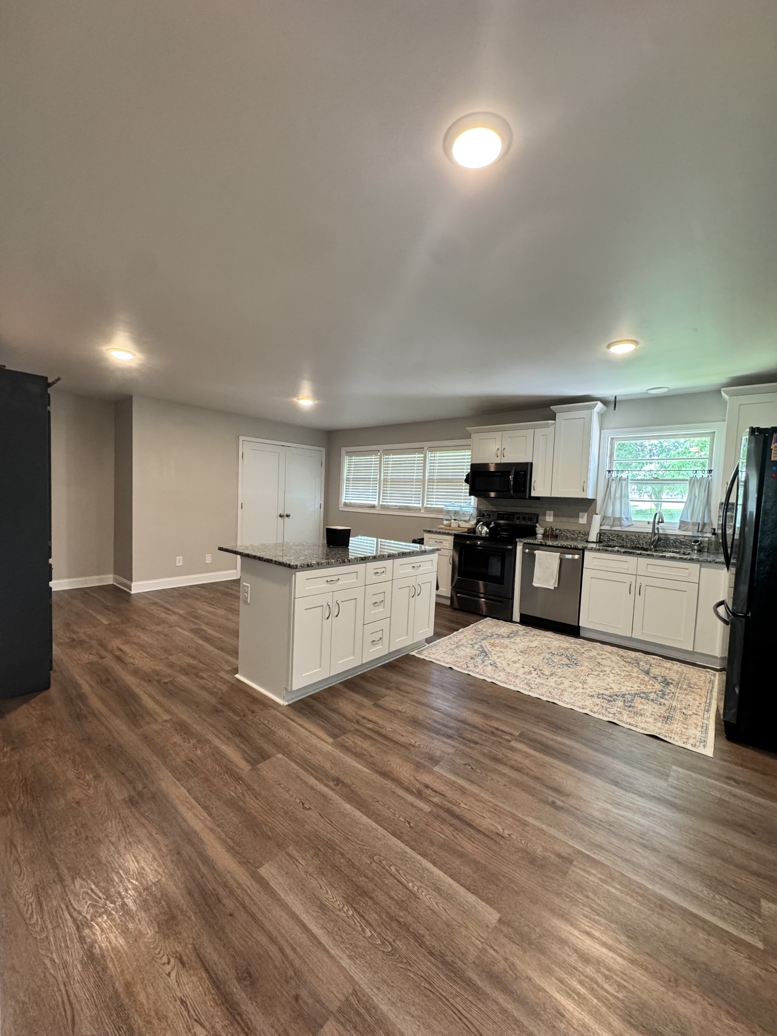625 College Ave, E Property Photo 24