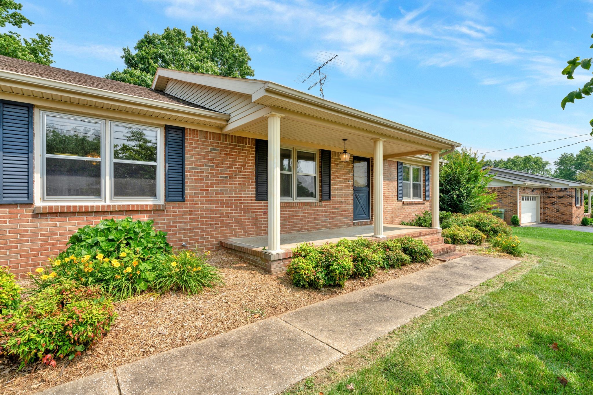 916 Elizabeth Dr Property Photo 1