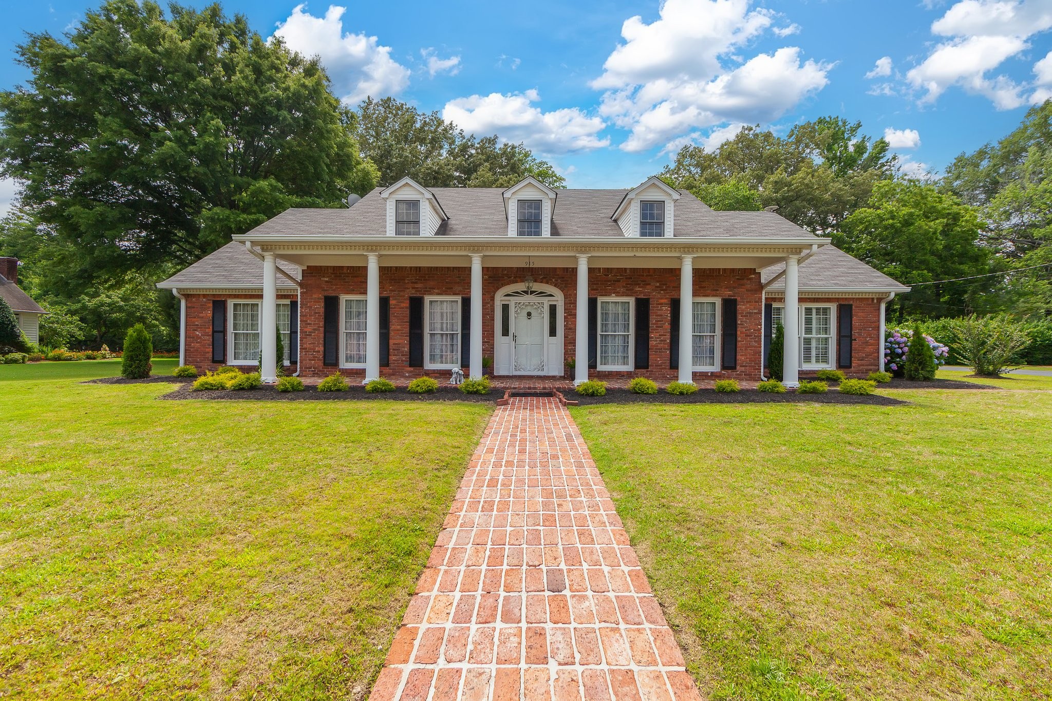 915 Lee Ave