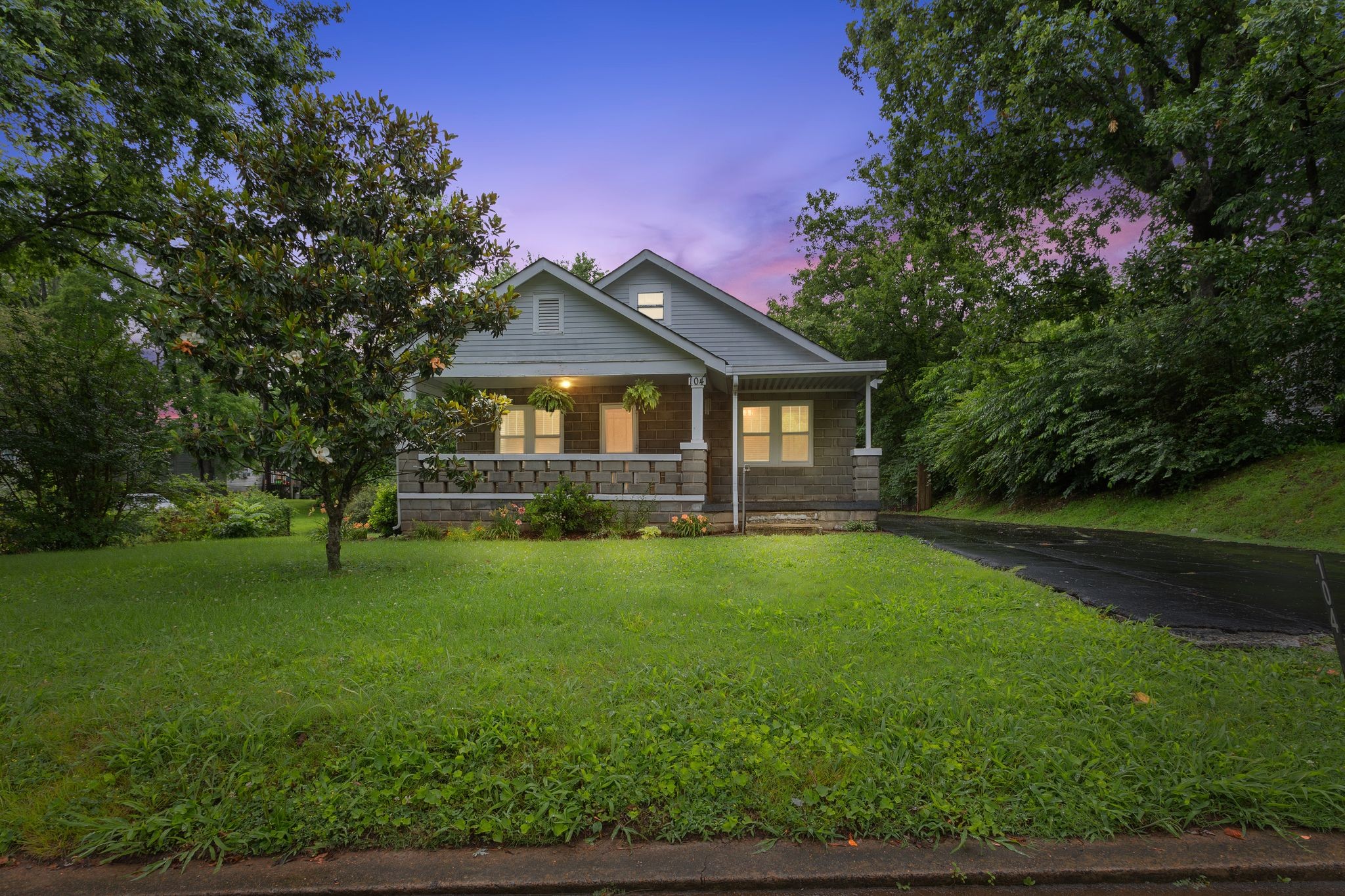 104 S Charlotte St Property Photo 1