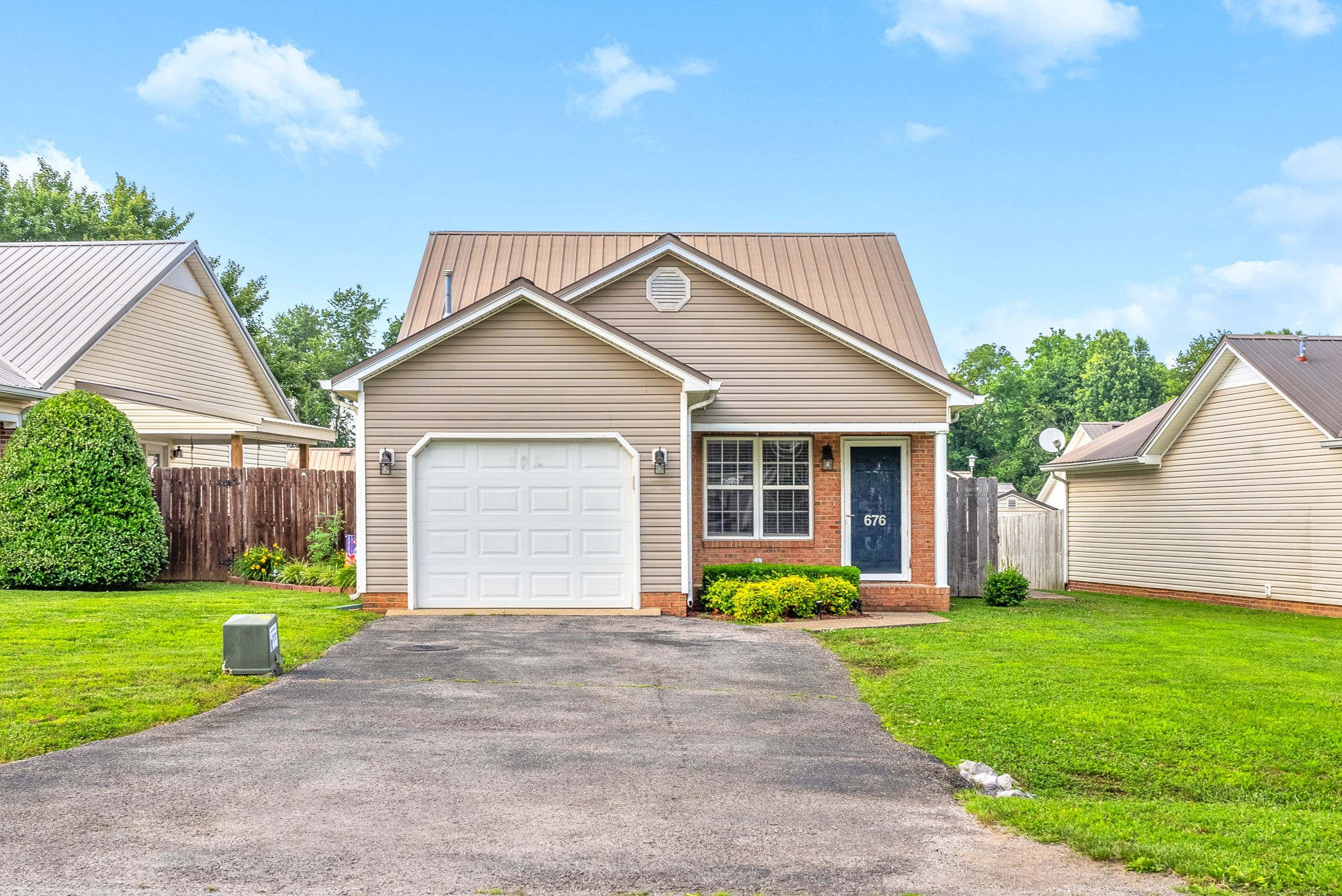 676 Hunters Ln