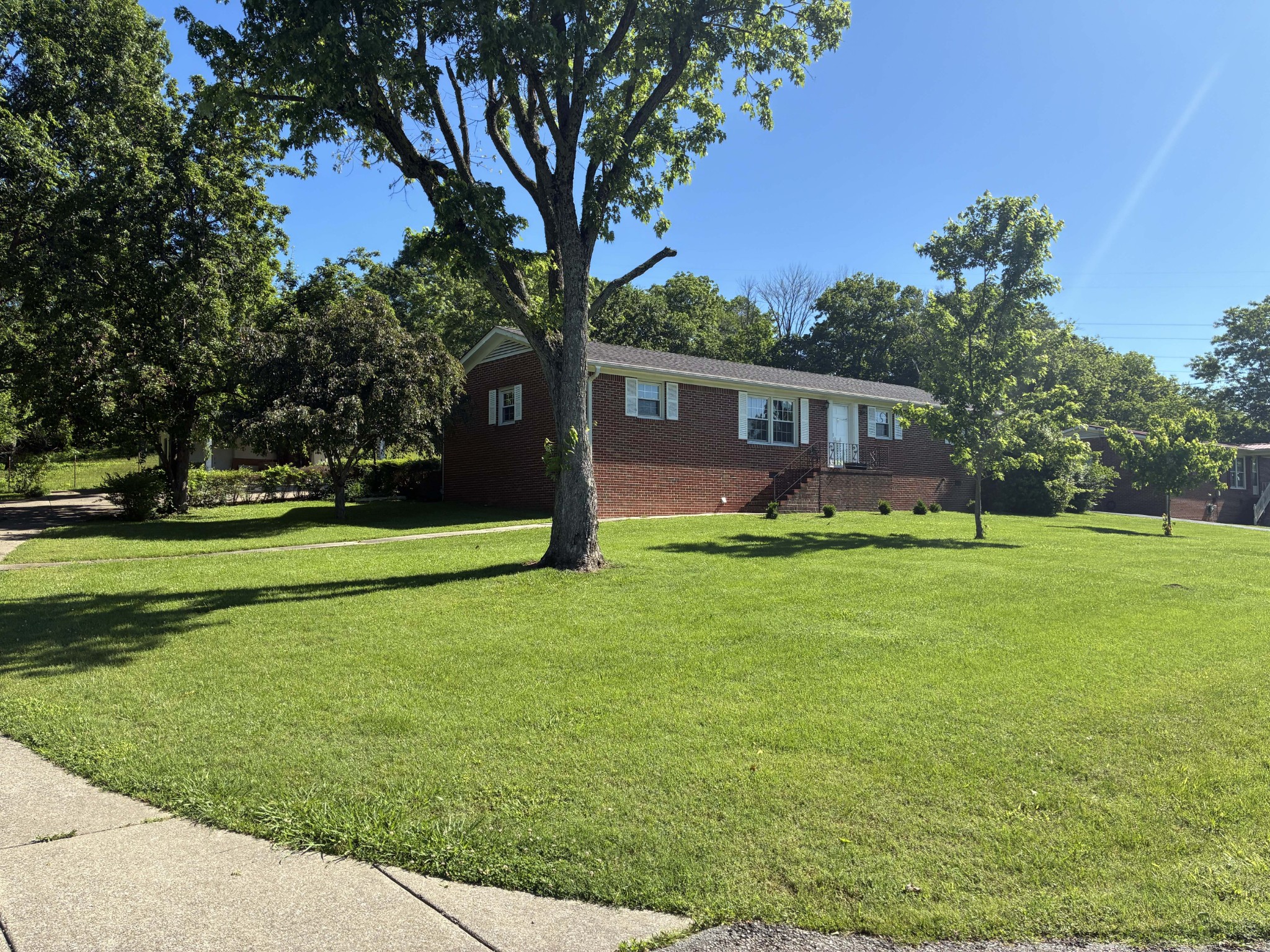305 Hillview Dr Property Photo 1