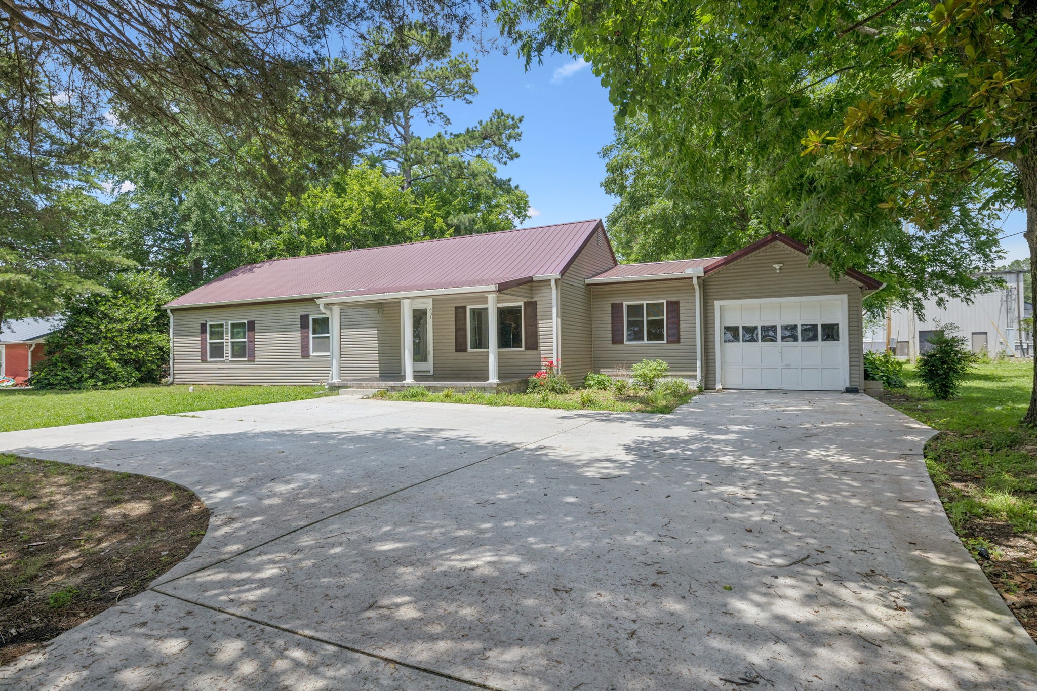 631 W Maple St Property Photo 1