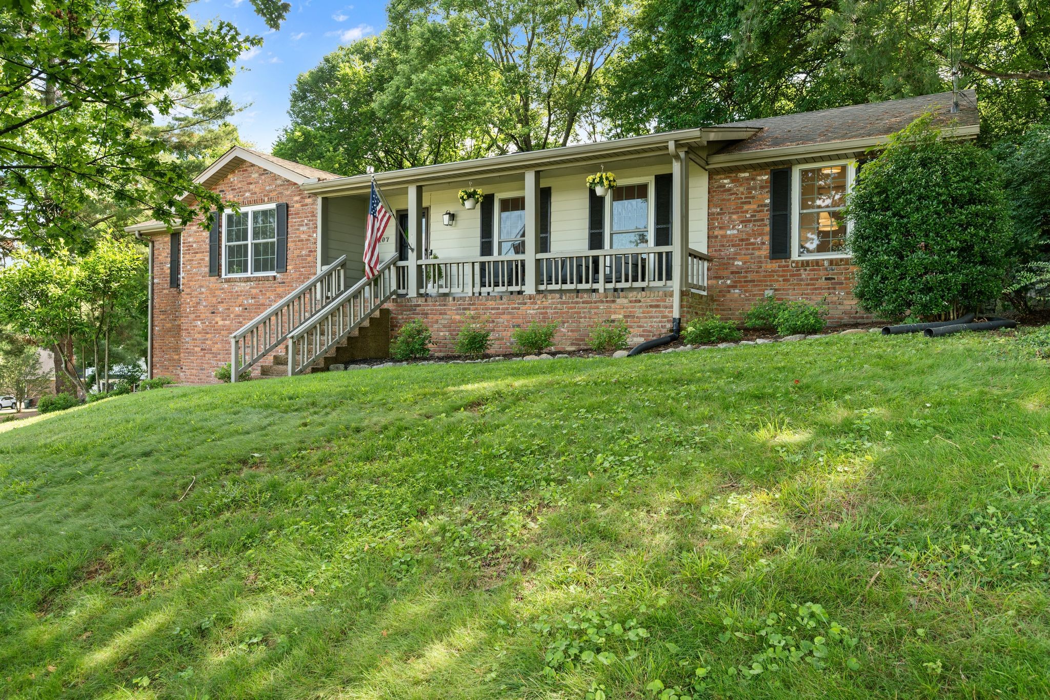 5107 Stoneleigh Cir Property Photo 1