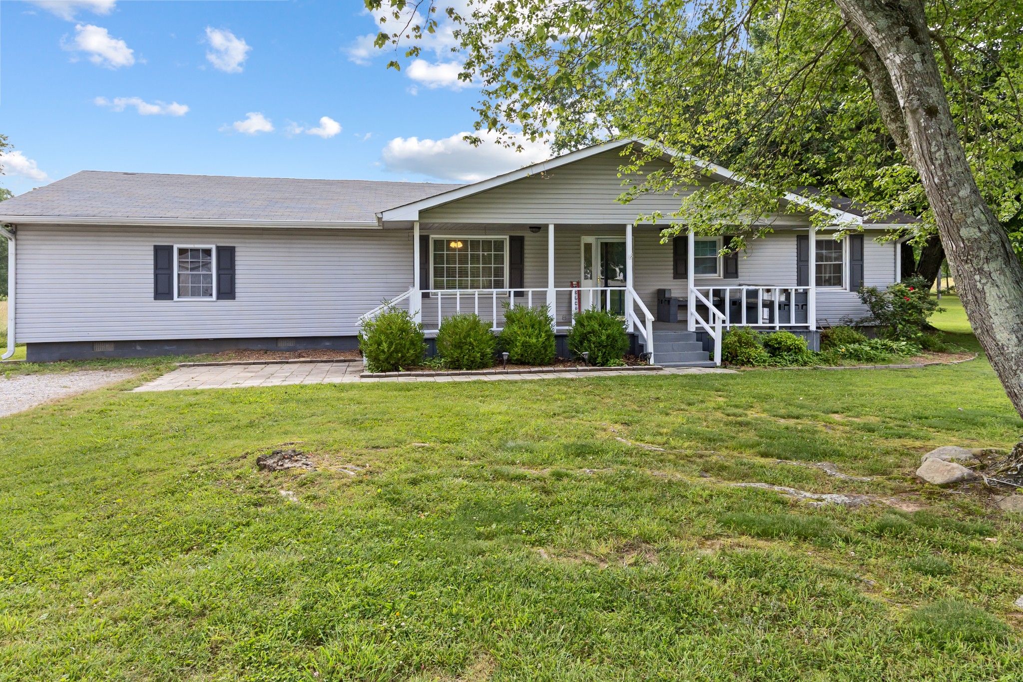 230 Lee Ln Property Photo 1