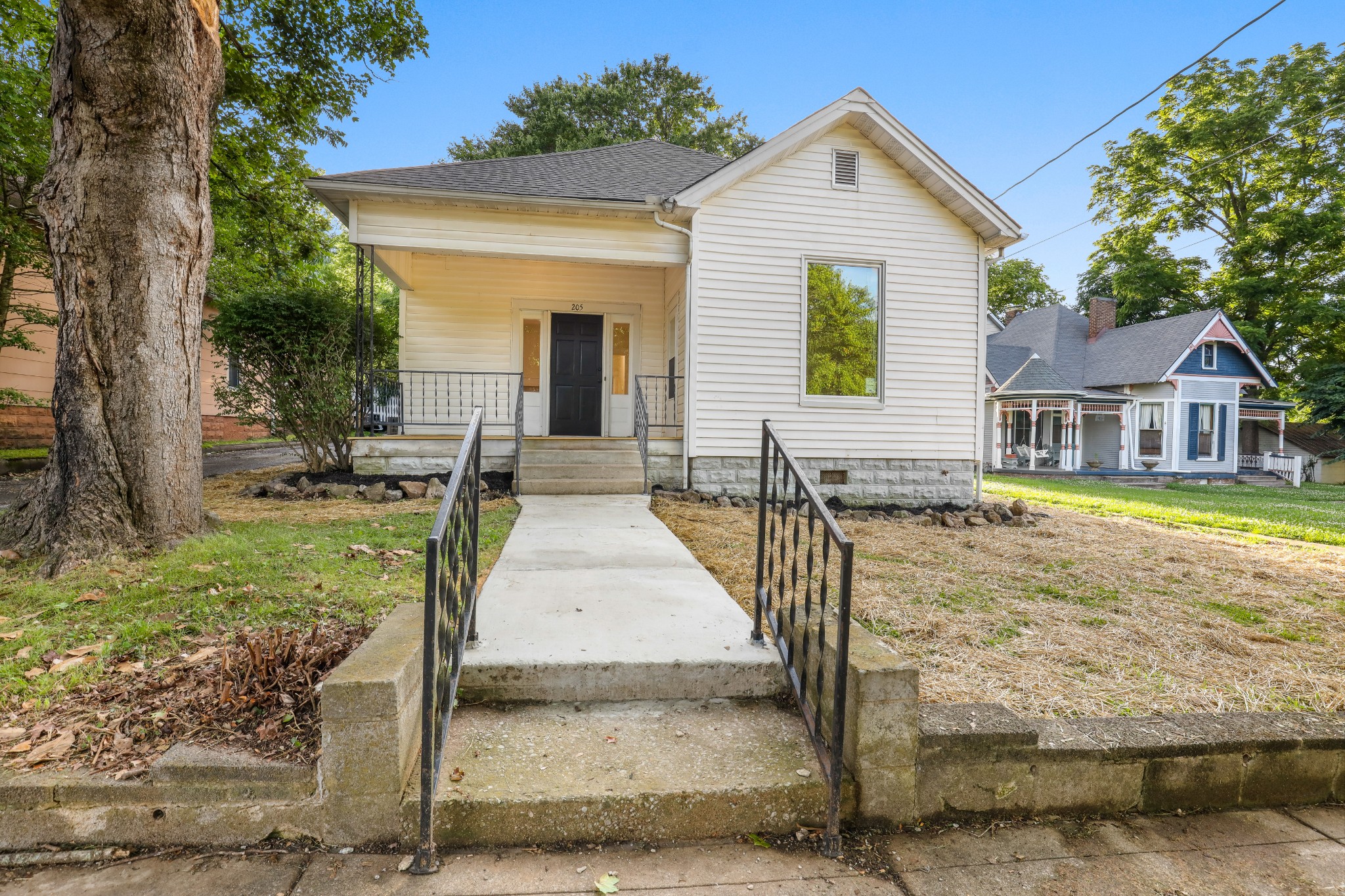 205 N Oak St Property Photo 1