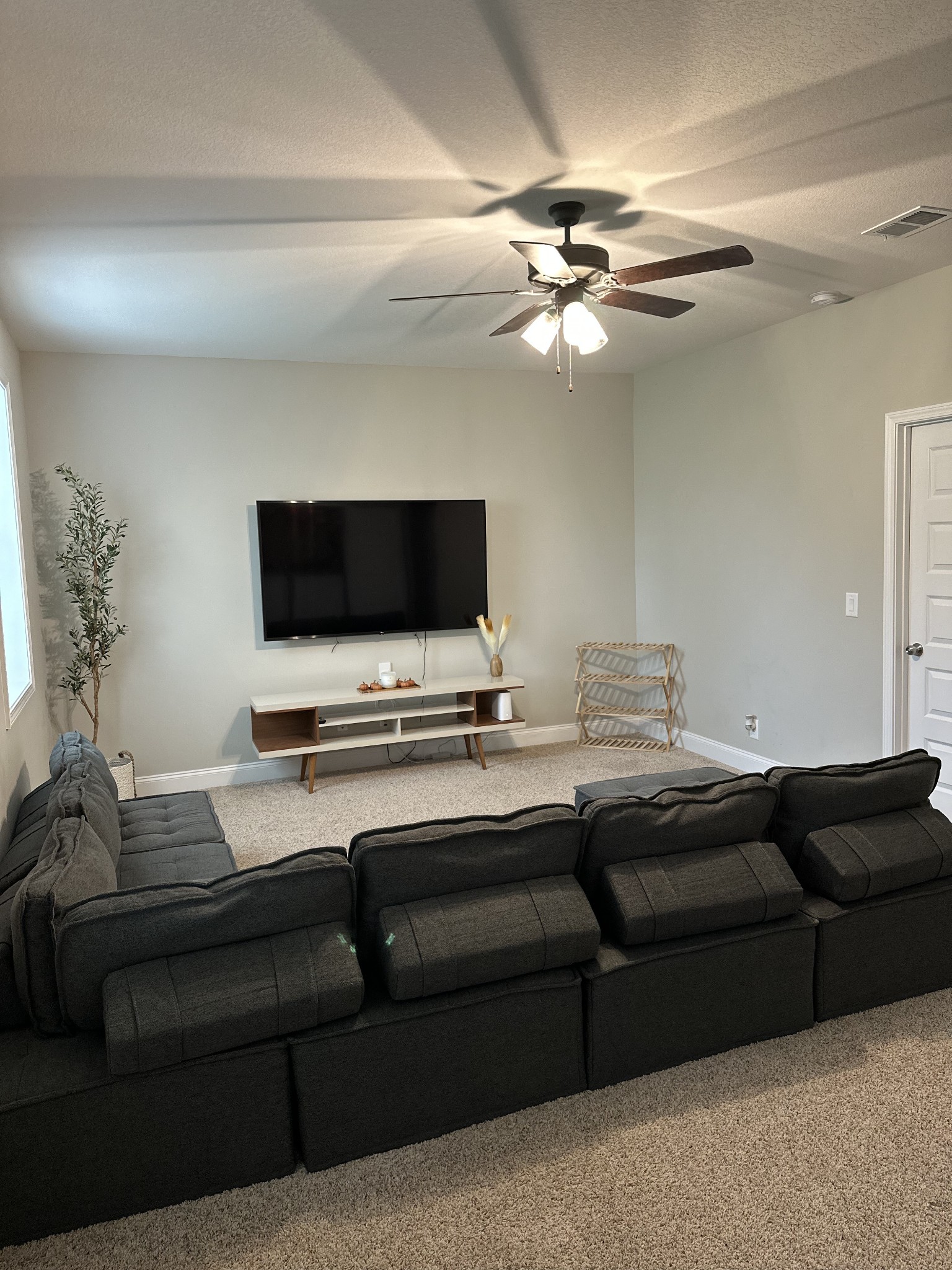 1377 Sussex Dr Property Photo 1