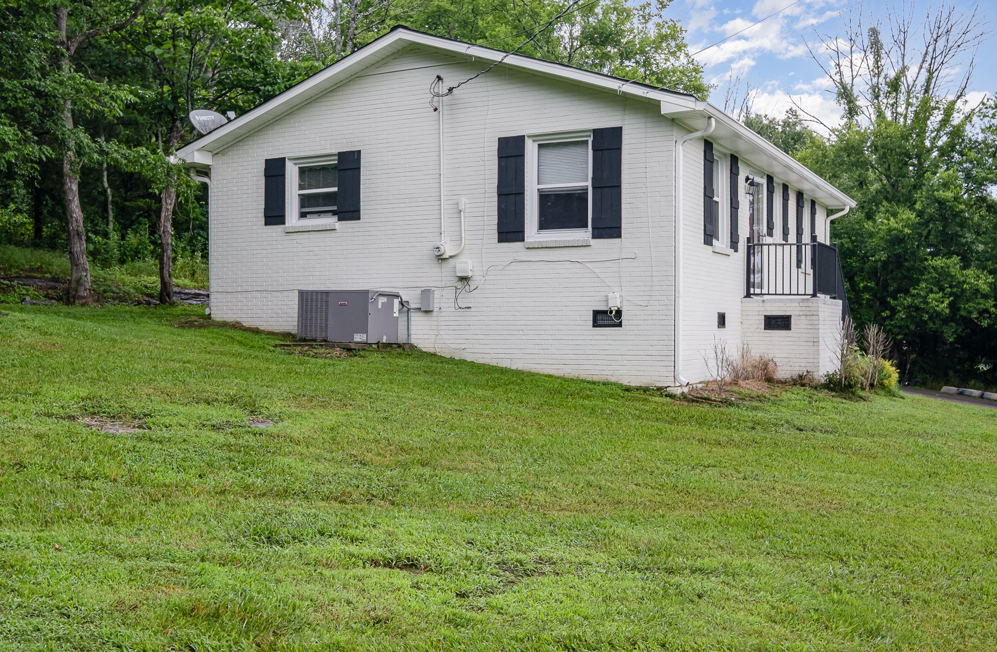 7533 Sparta Pike Property Photo 2