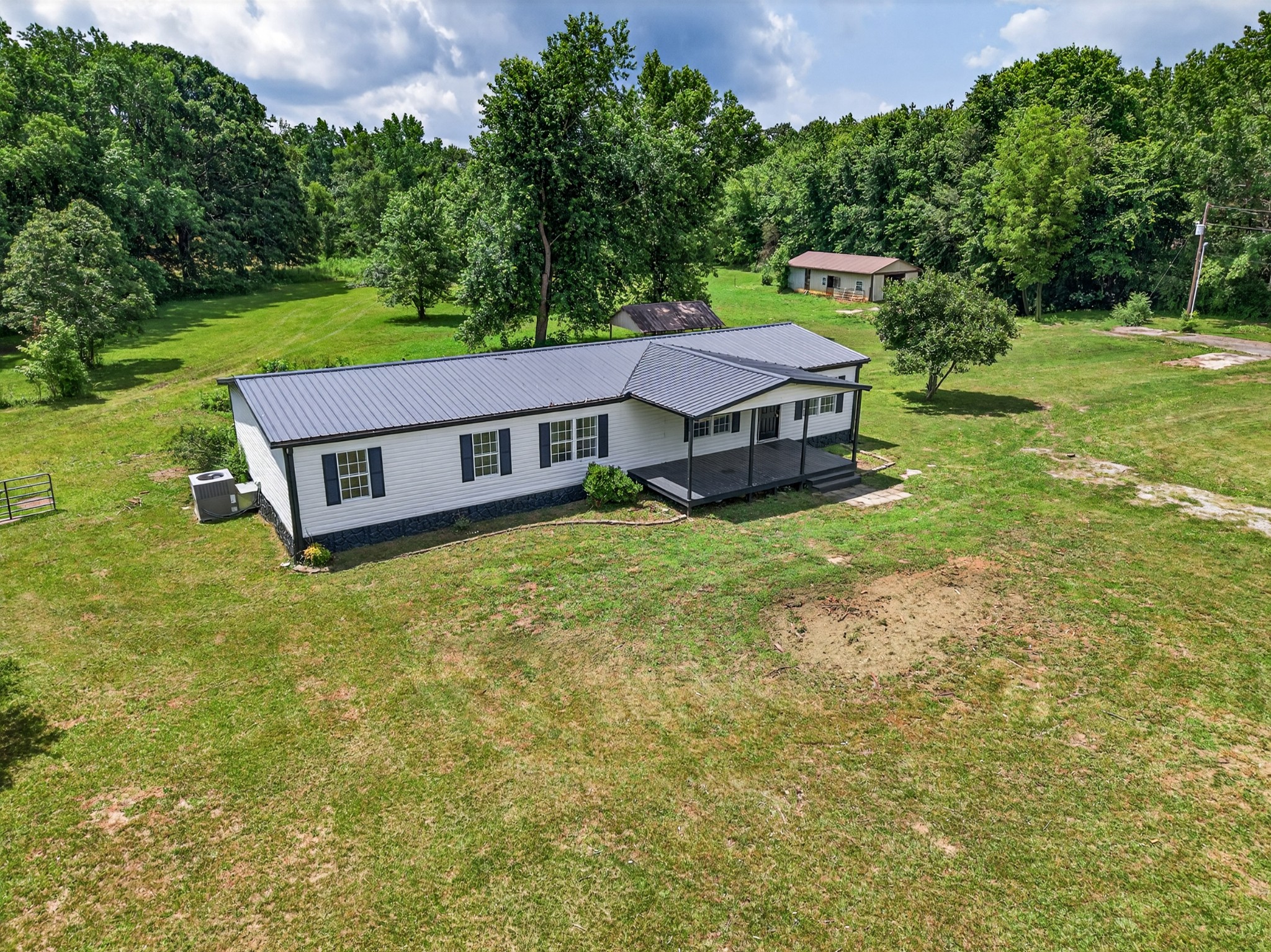 699 Howell Hill Rd Property Photo 1