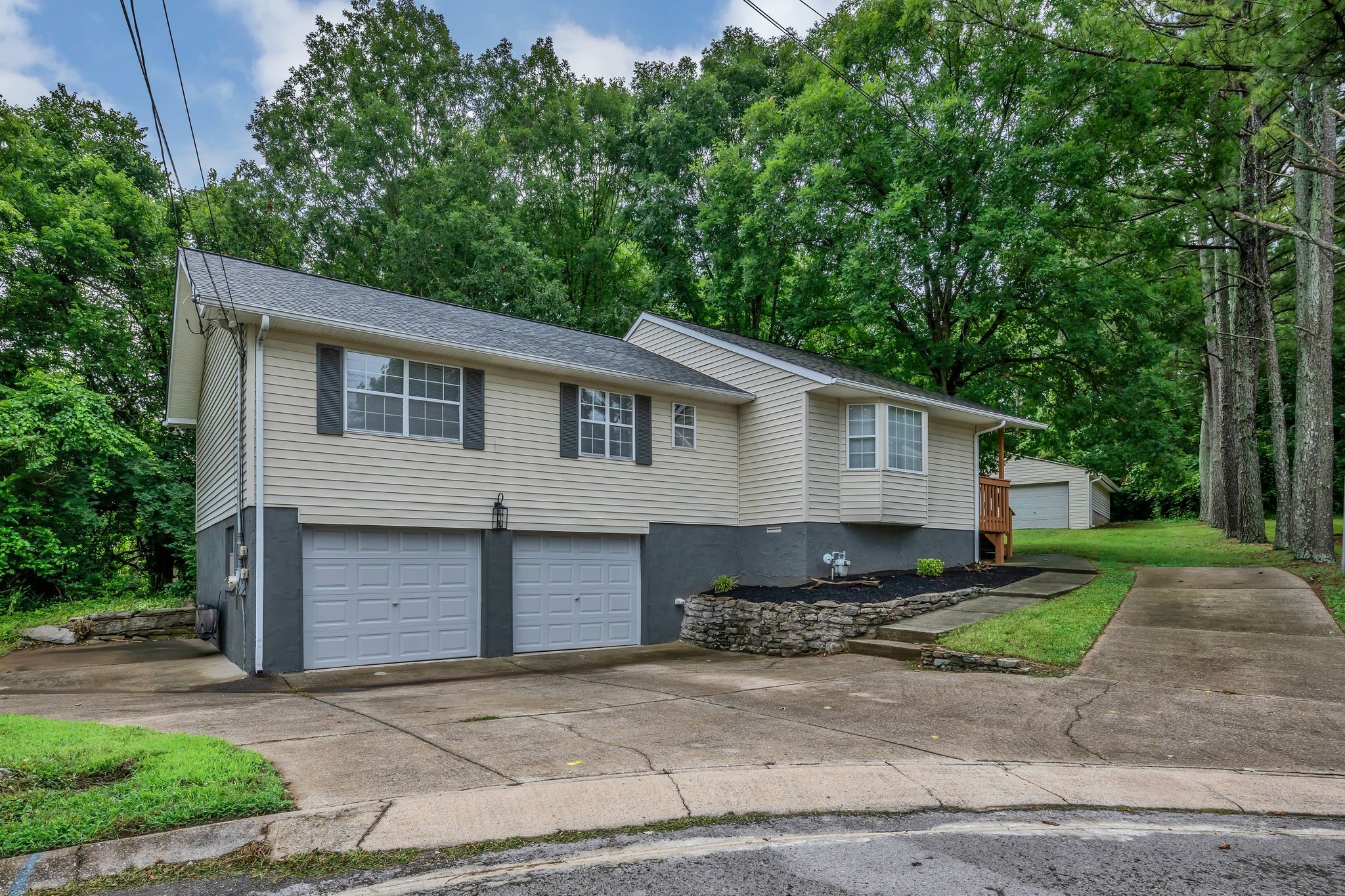 2828 Airwood Dr Property Photo 1