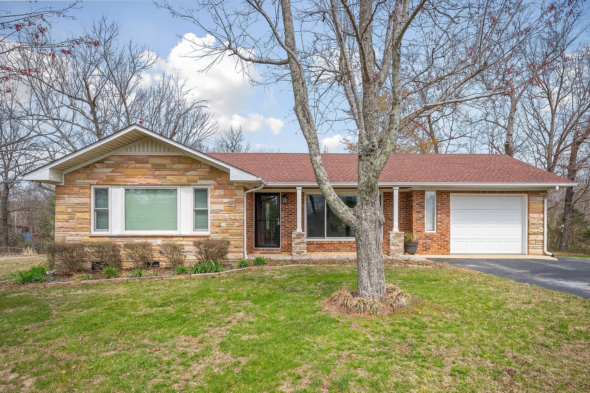 232 Oak Lake Dr Property Photo 1