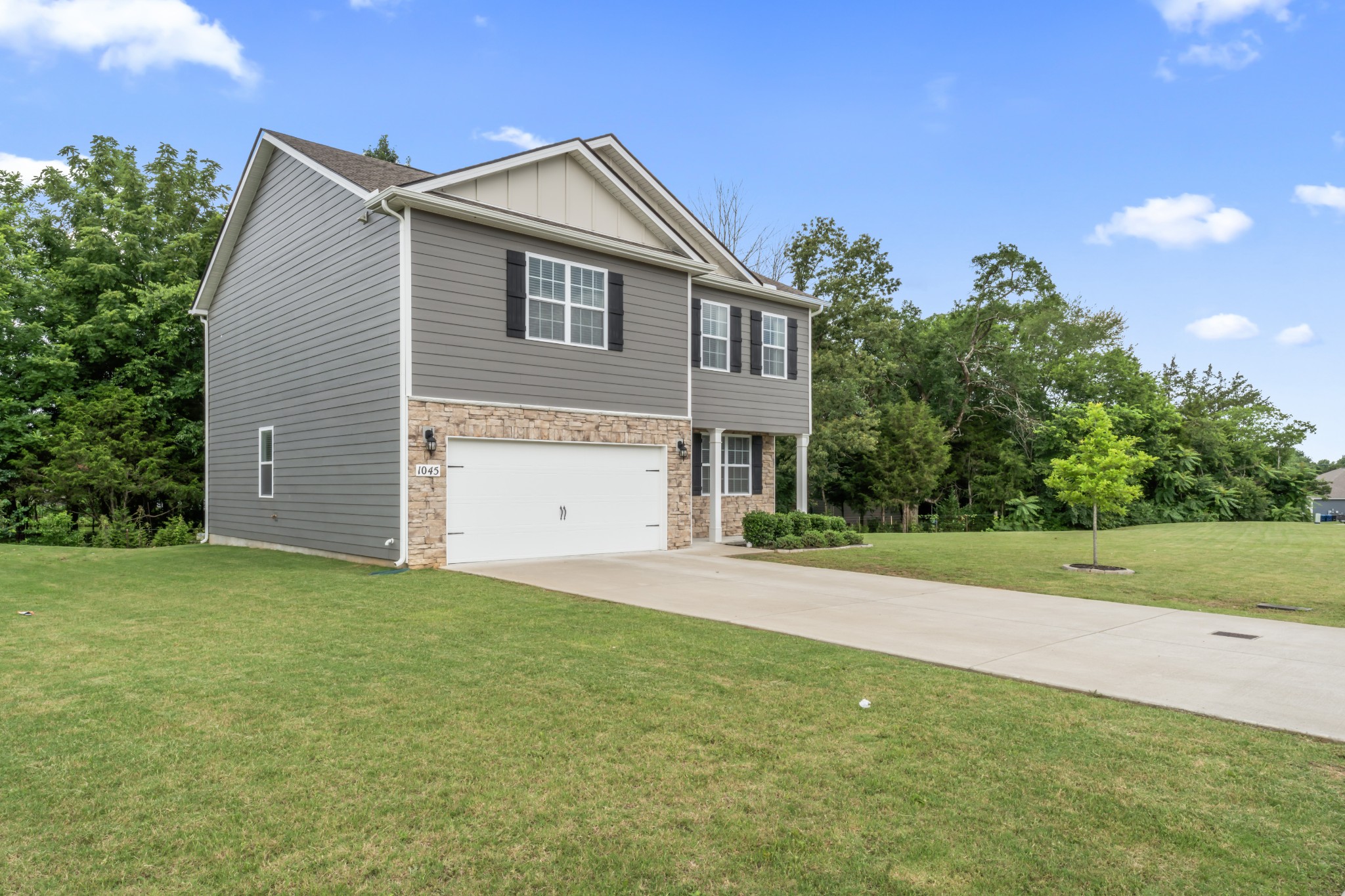 1045 Alta Vista Ln Property Photo 1