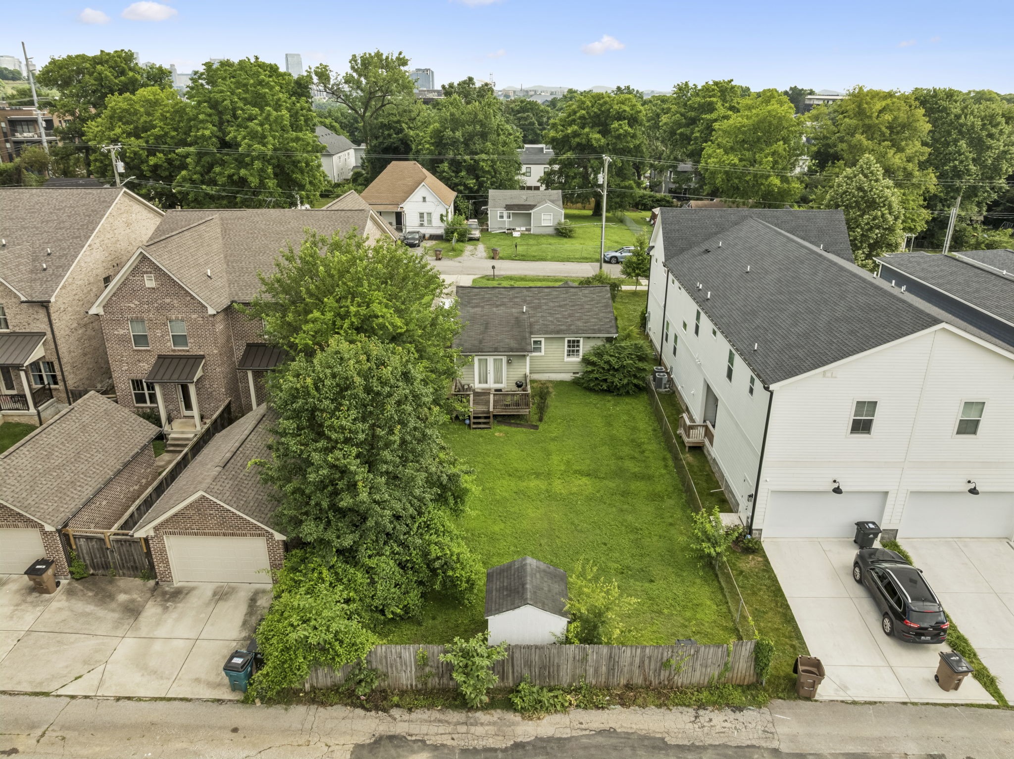 557 Moore Ave Property Photo 3