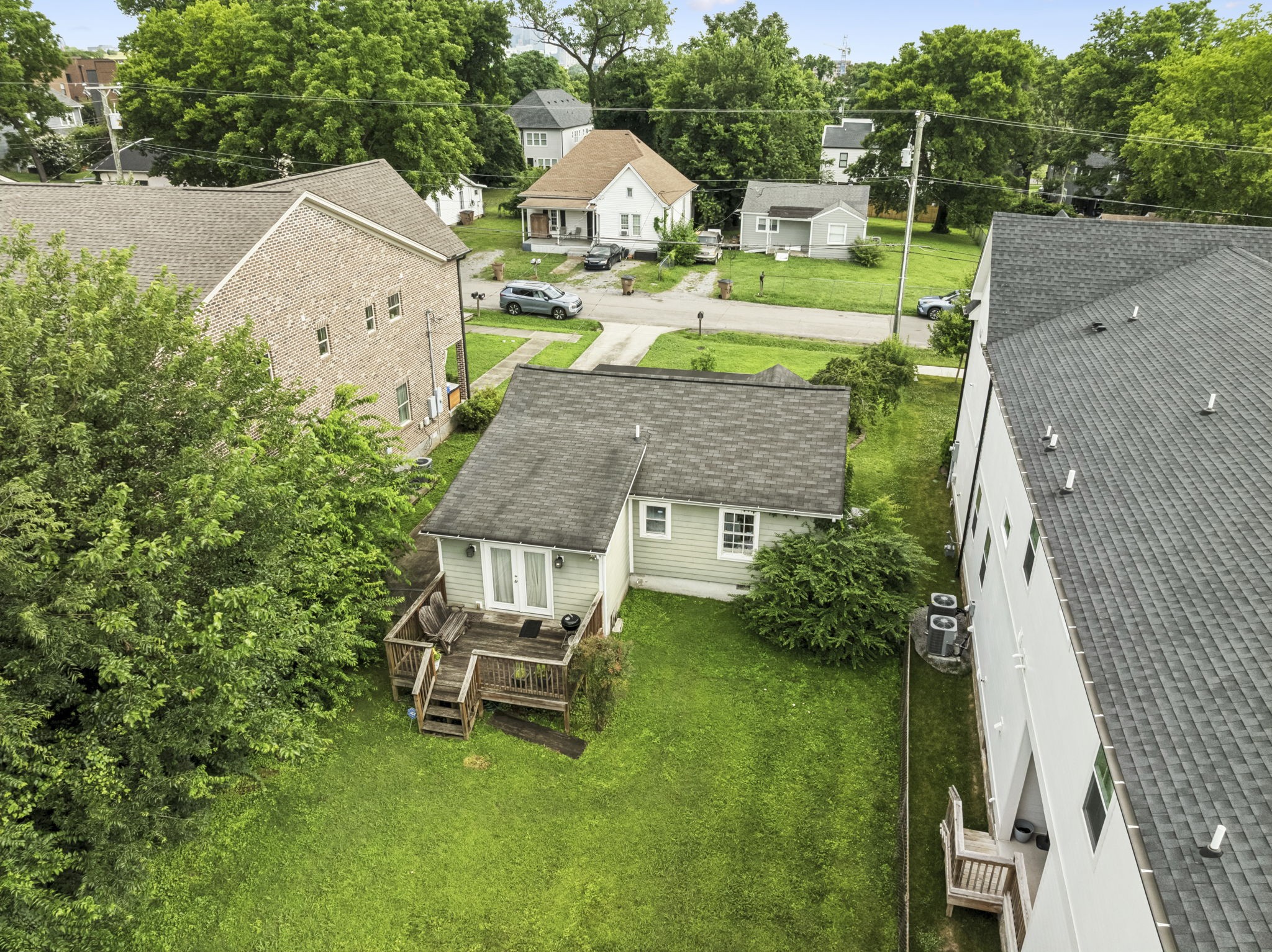 557 Moore Ave Property Photo 4
