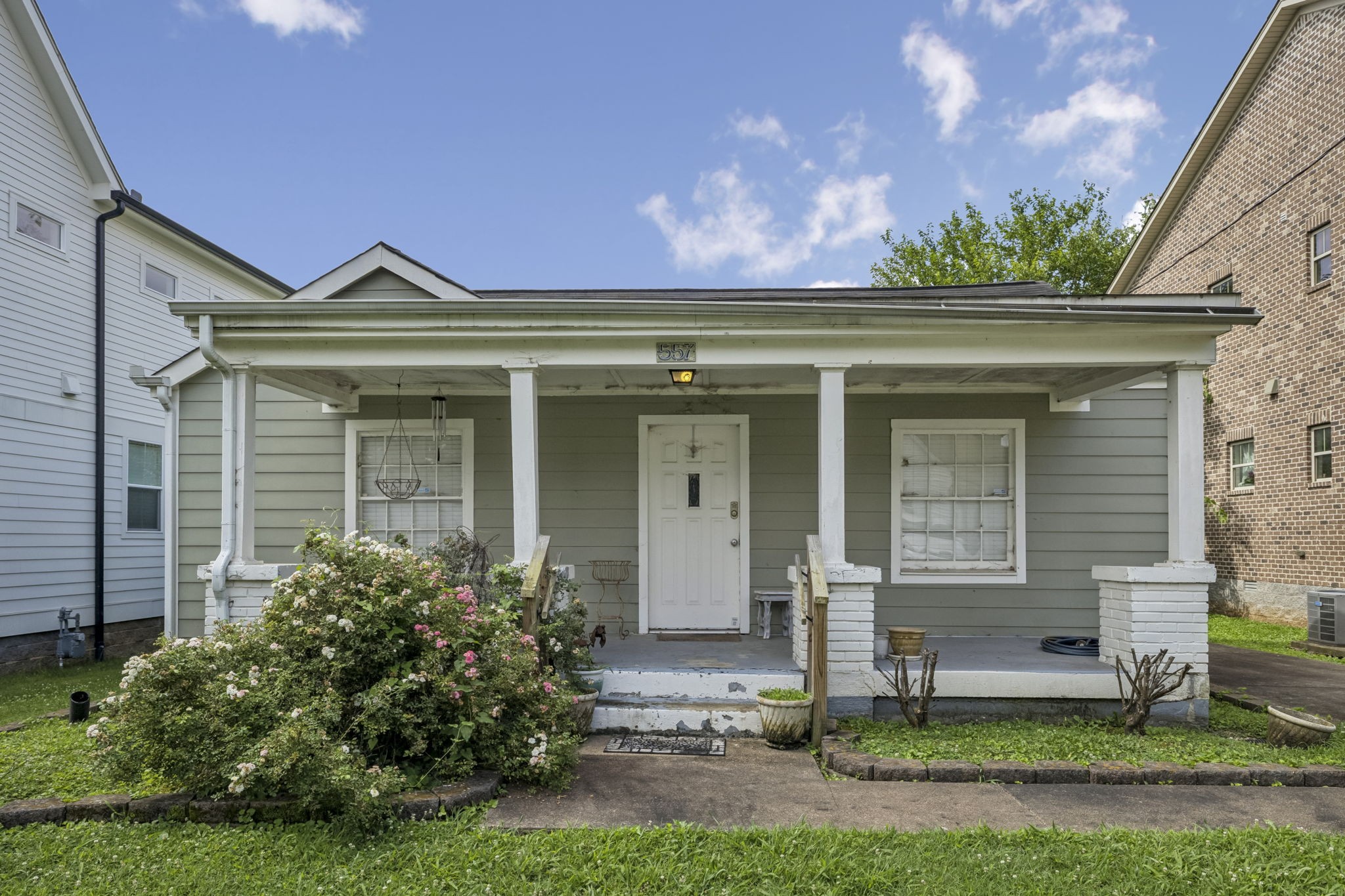 557 Moore Ave Property Photo 6