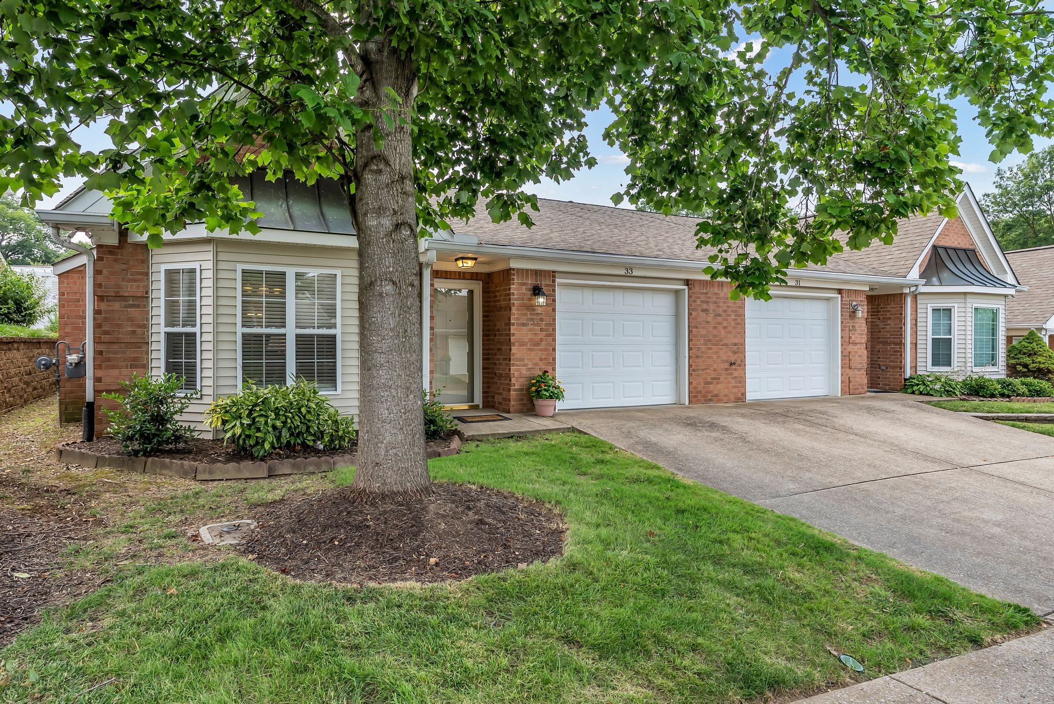 33 Holland Park Ln Property Photo 1