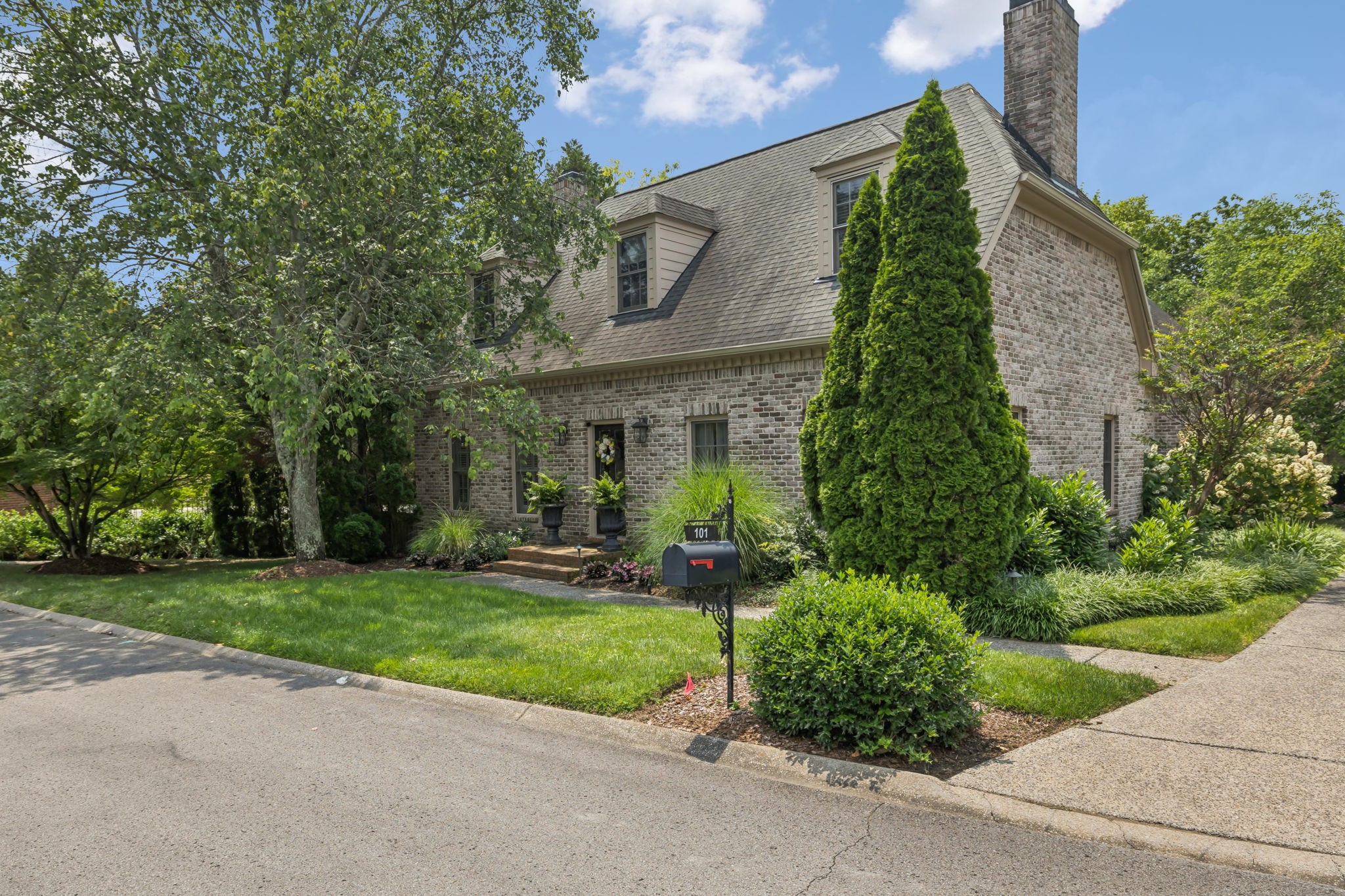 101 Wellington Park Ct Property Photo 2
