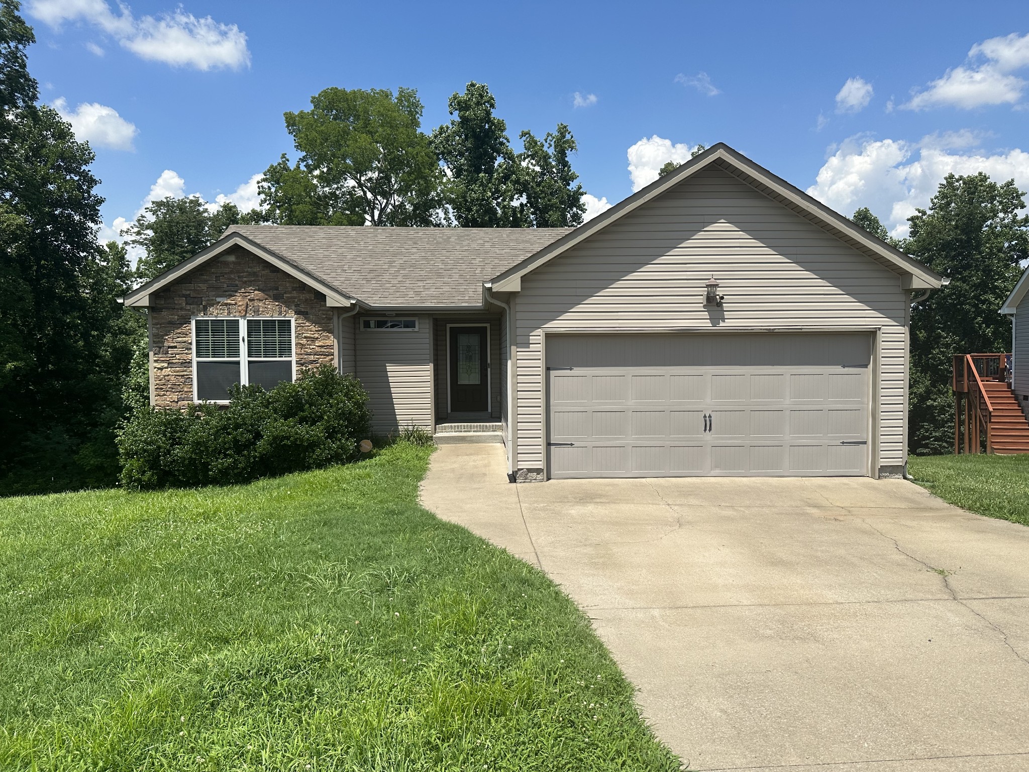 1823 Camelot Dr Property Photo 1