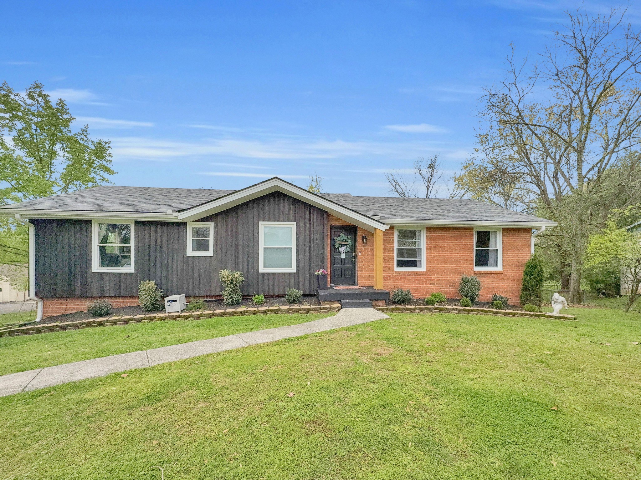 209 River Dr Property Photo 1