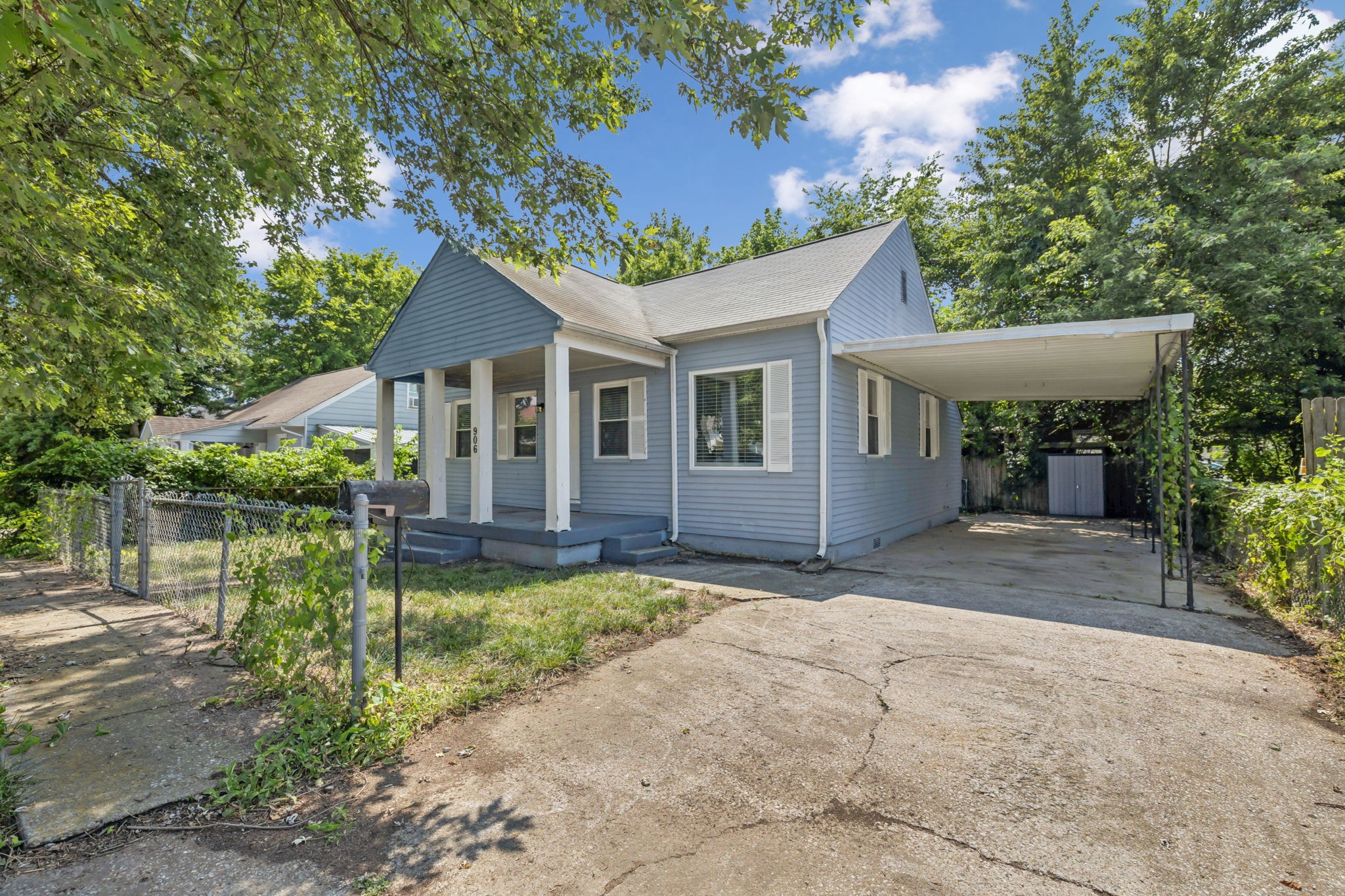 906 Debow St Property Photo 1