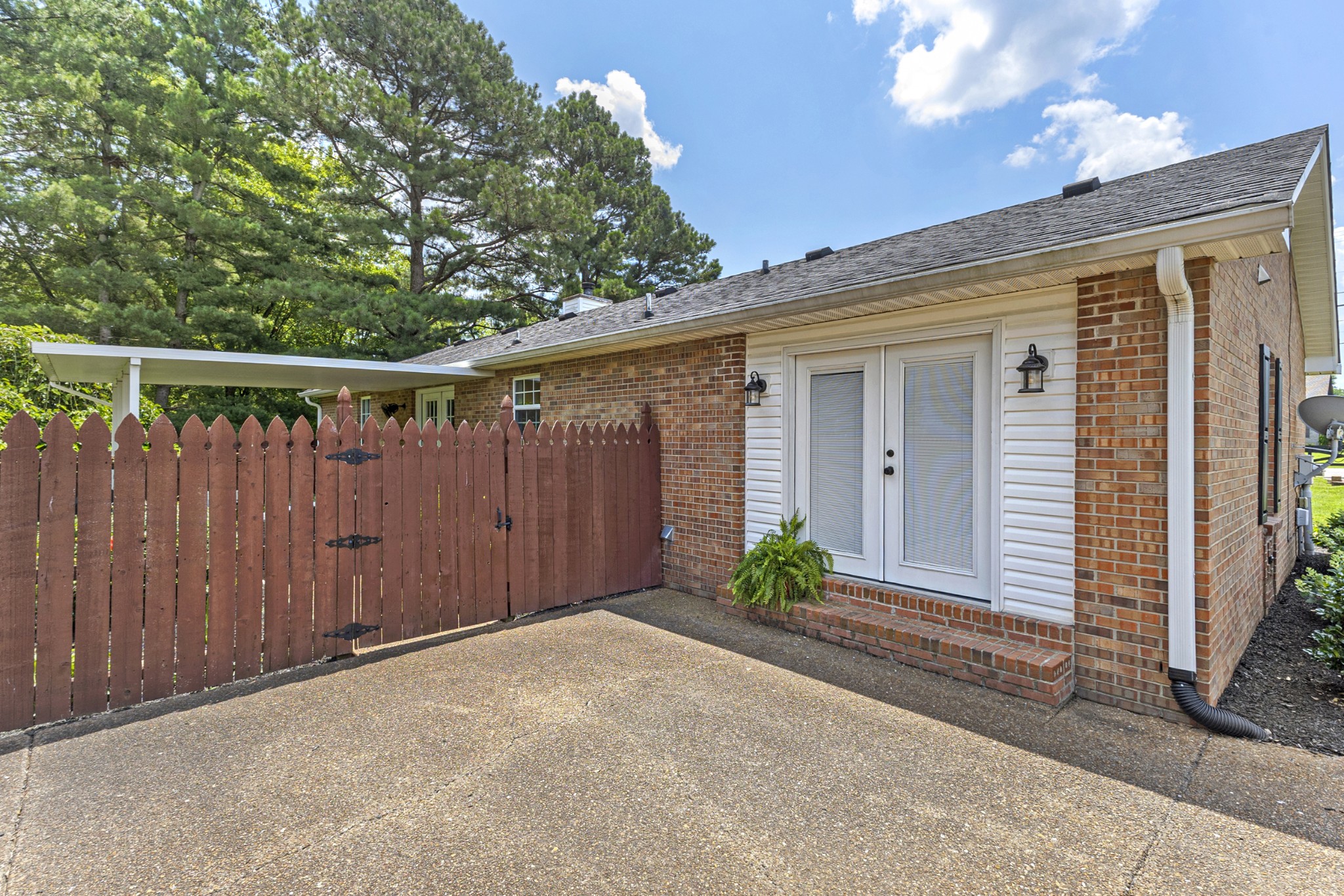 834 College St Property Photo 40