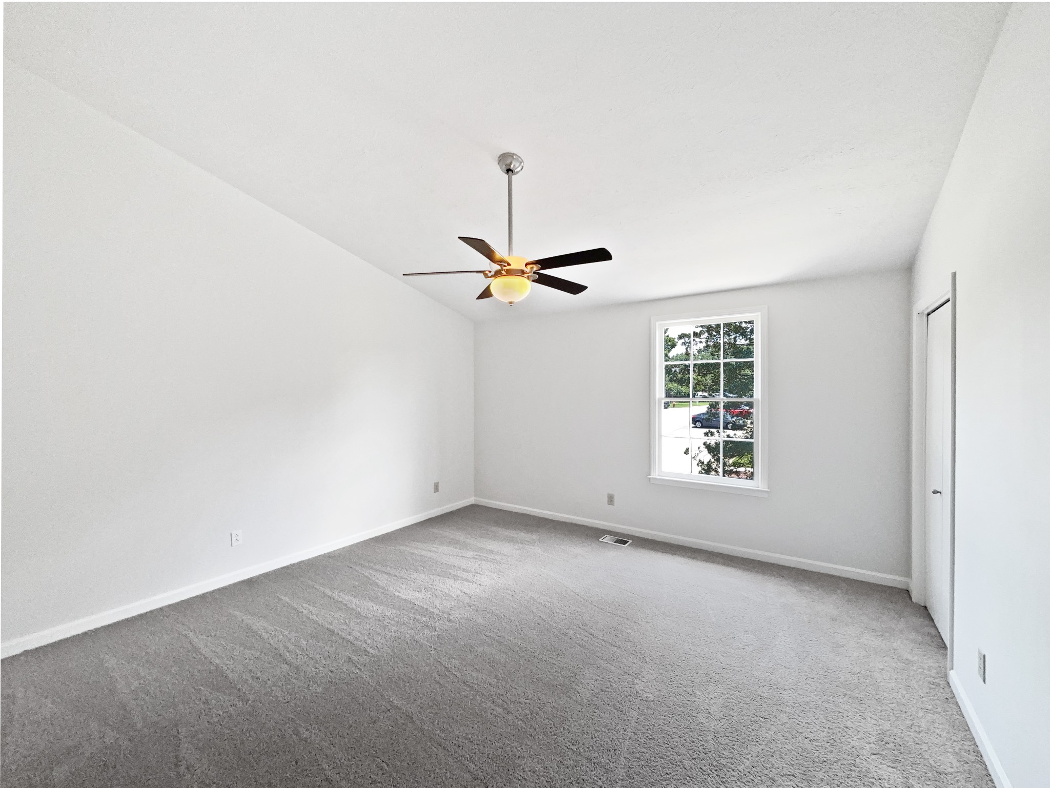 109 Lakebrink Dr Property Photo 14