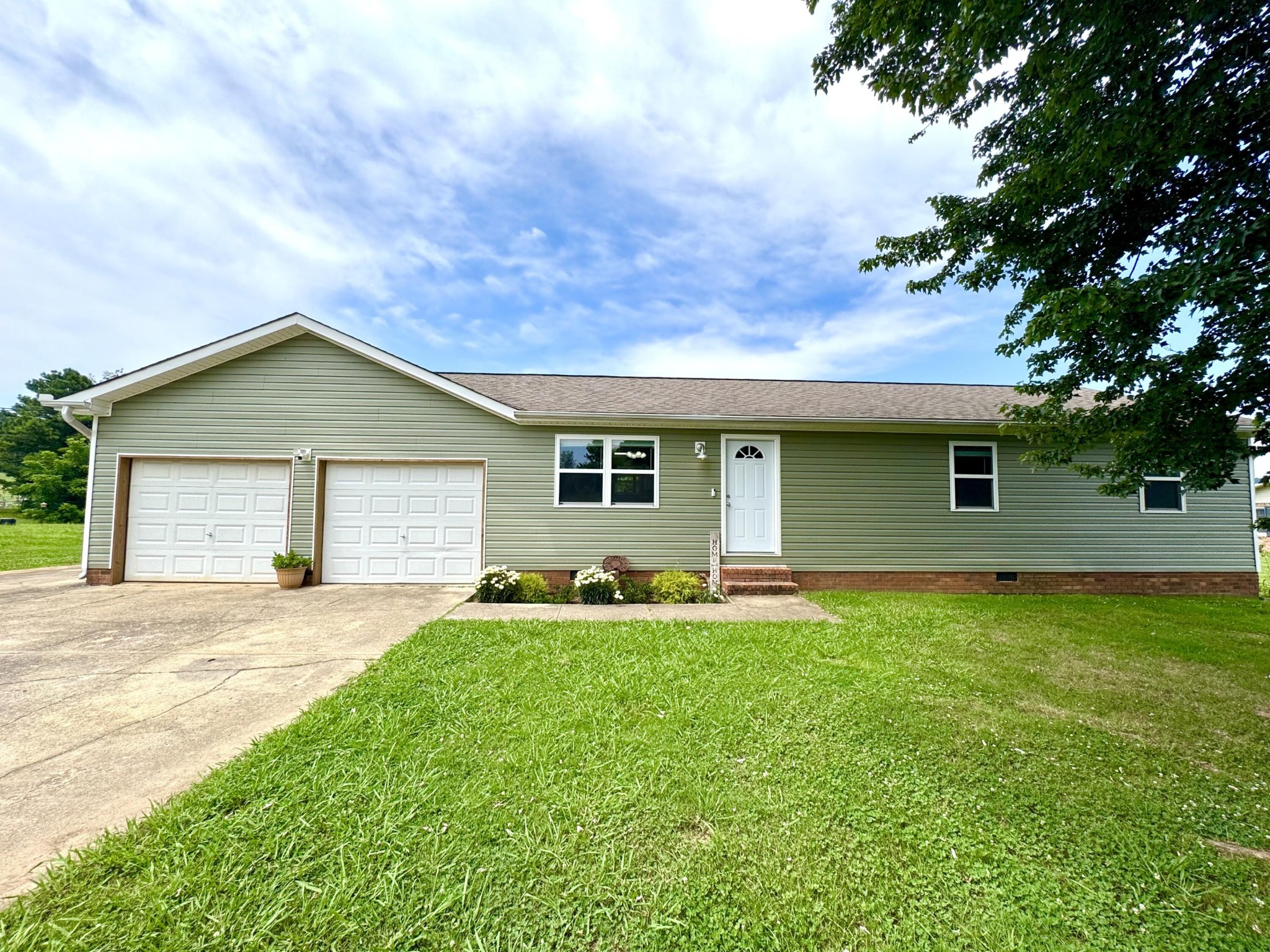 1828 Saunders Road Property Photo 1