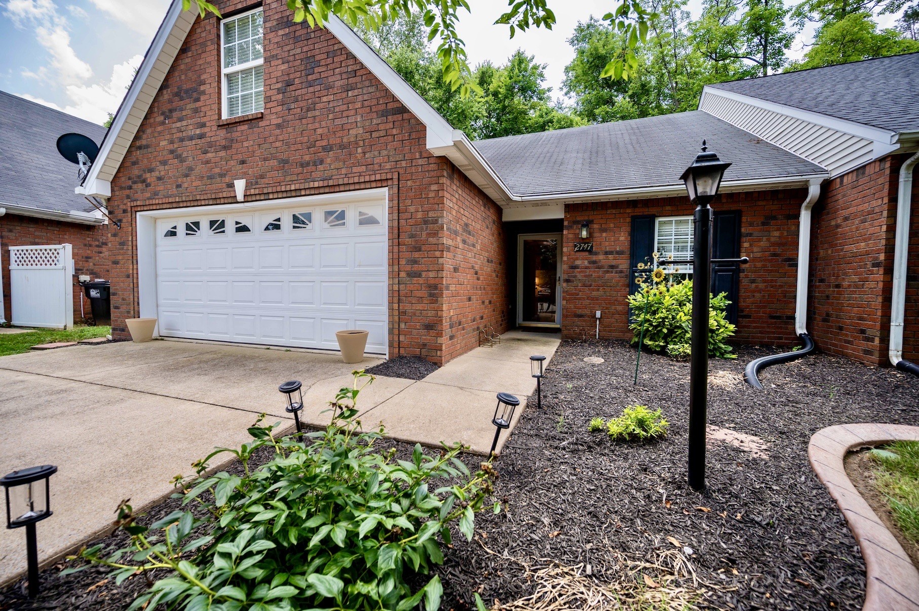 2747 Stonehedge Dr Property Photo 3