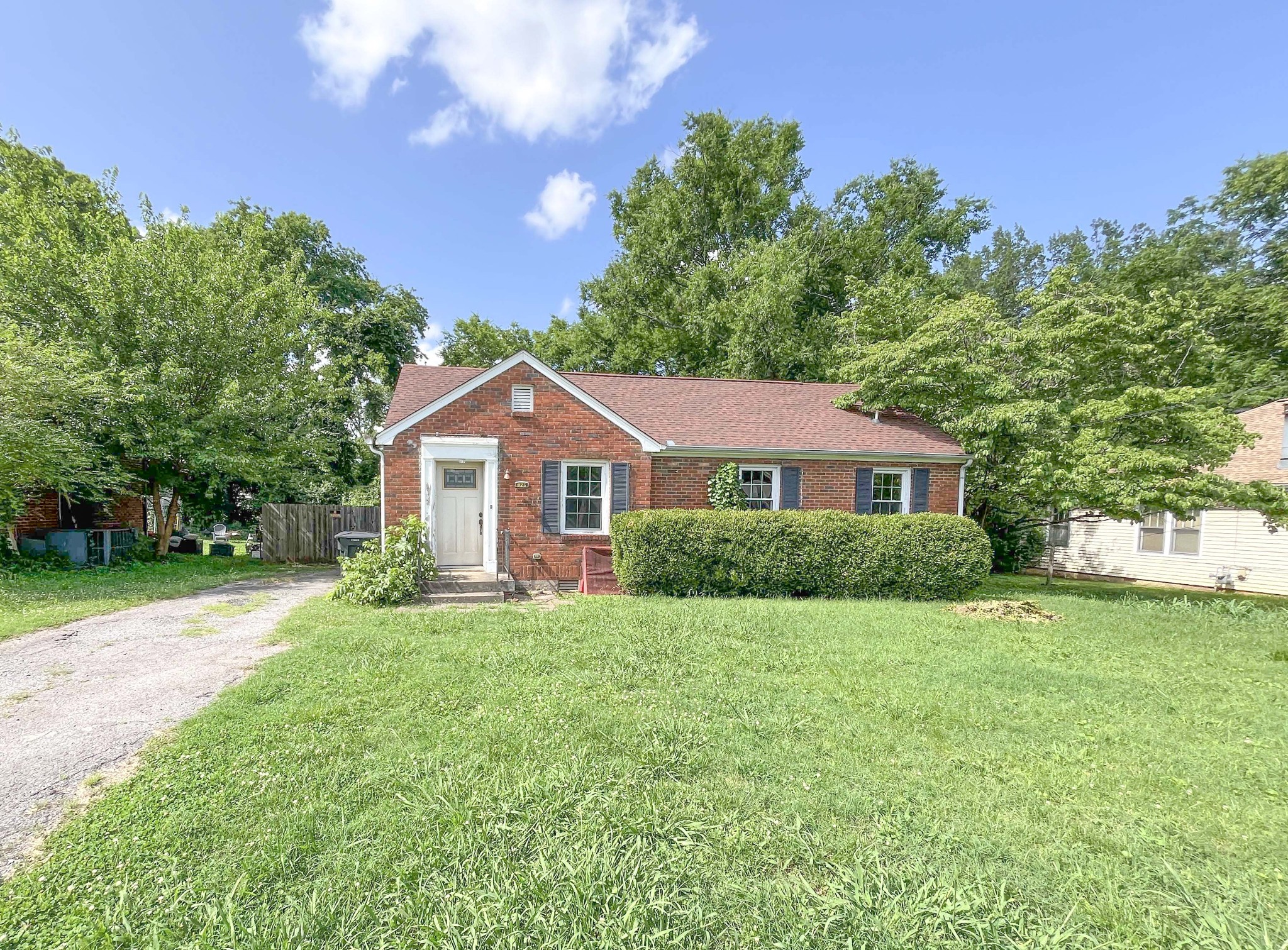 825 E Bell St Property Photo 1