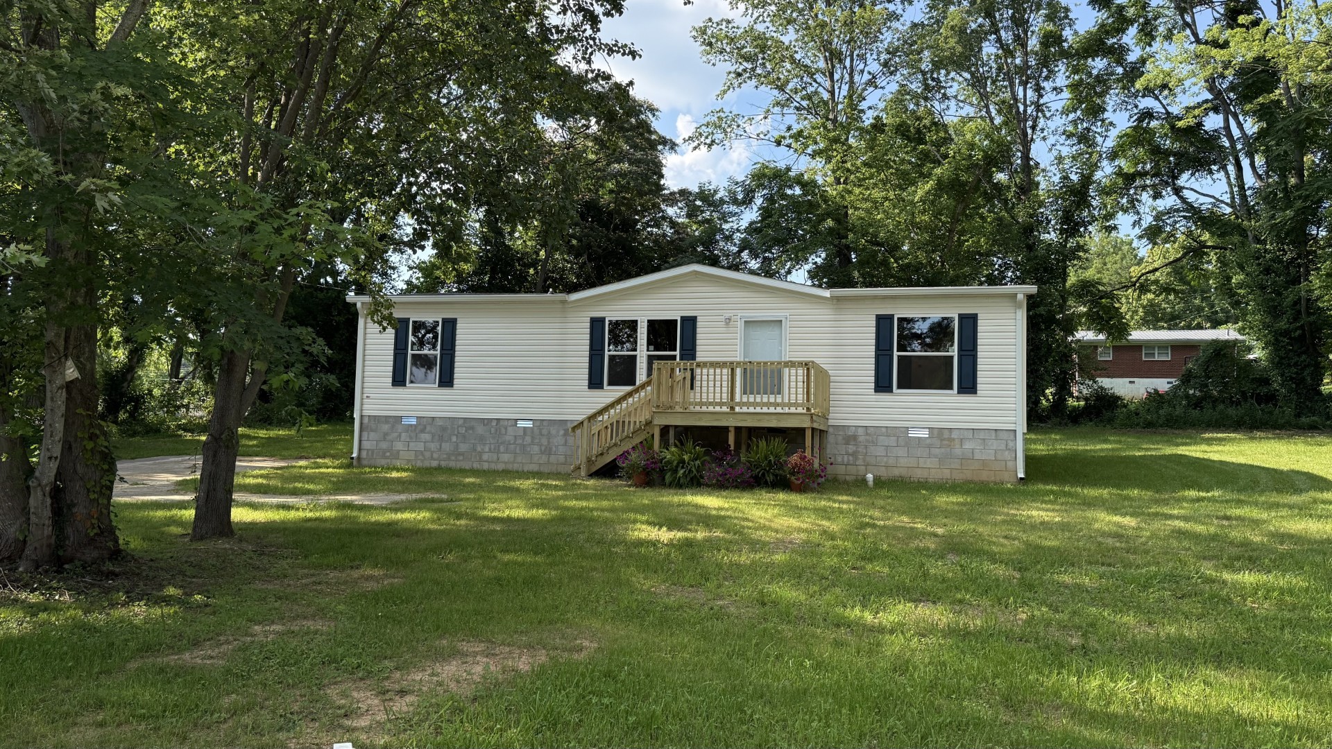 614 Burgess St Property Photo 1