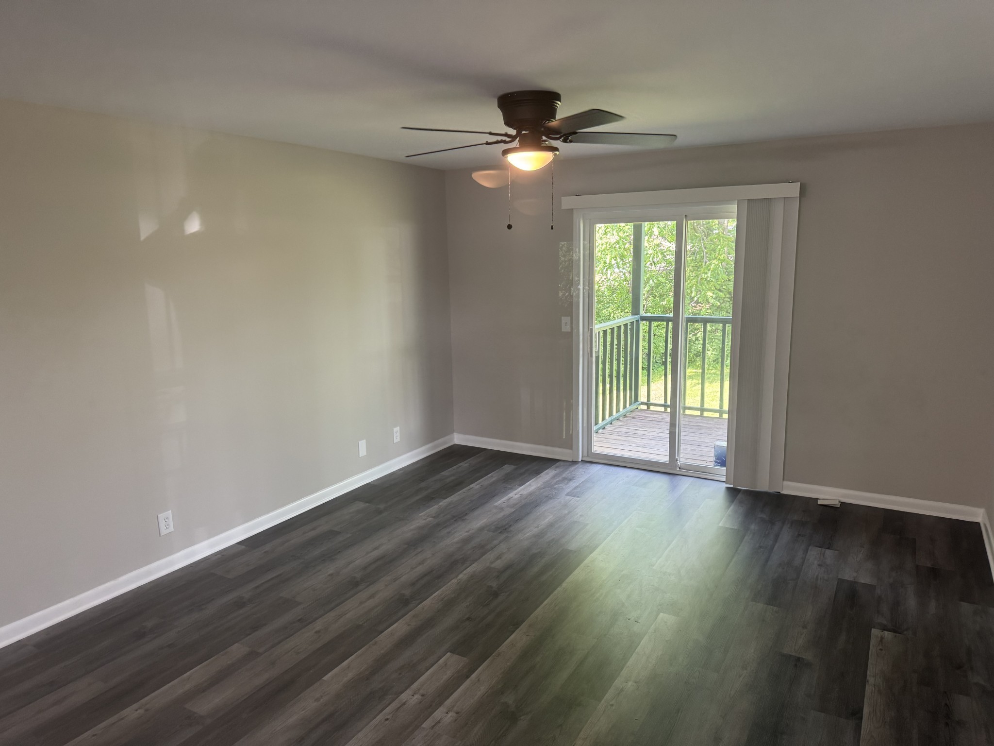 555 N Dupont Ave Property Photo 1