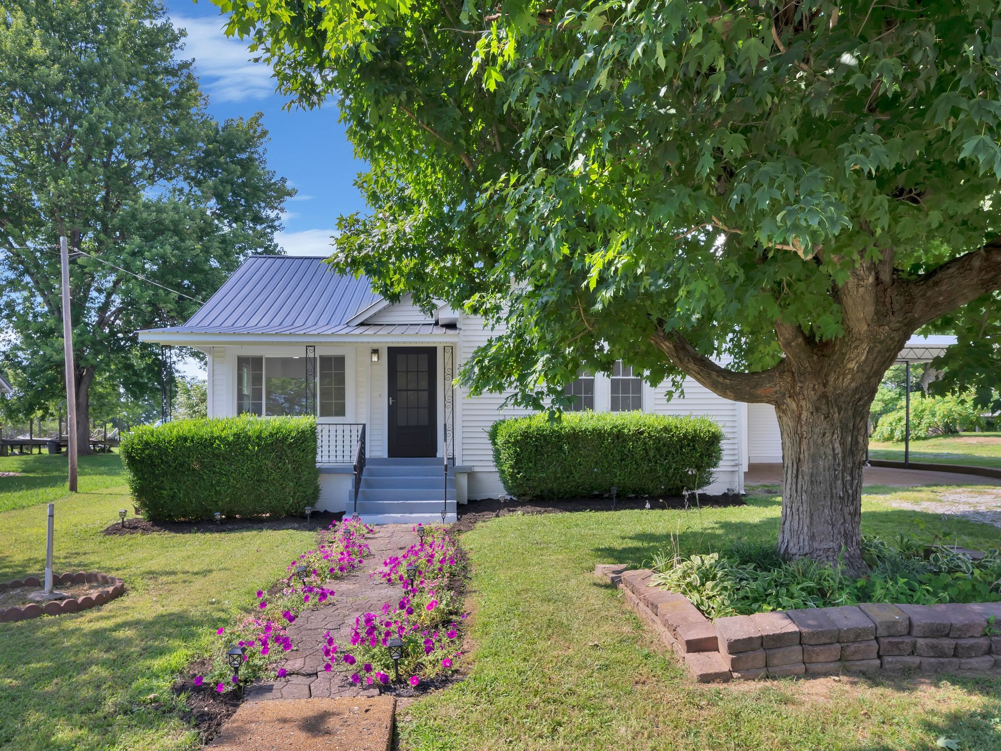 242 Long St, E Property Photo 1
