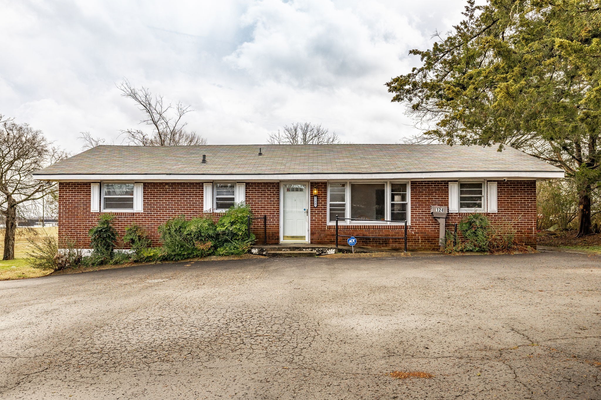 124 Glancy St Property Photo 2